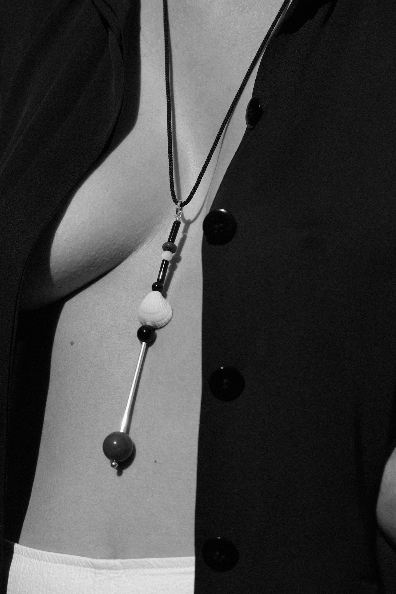TOTEM SHELL PENDANT .03 - VERMILION