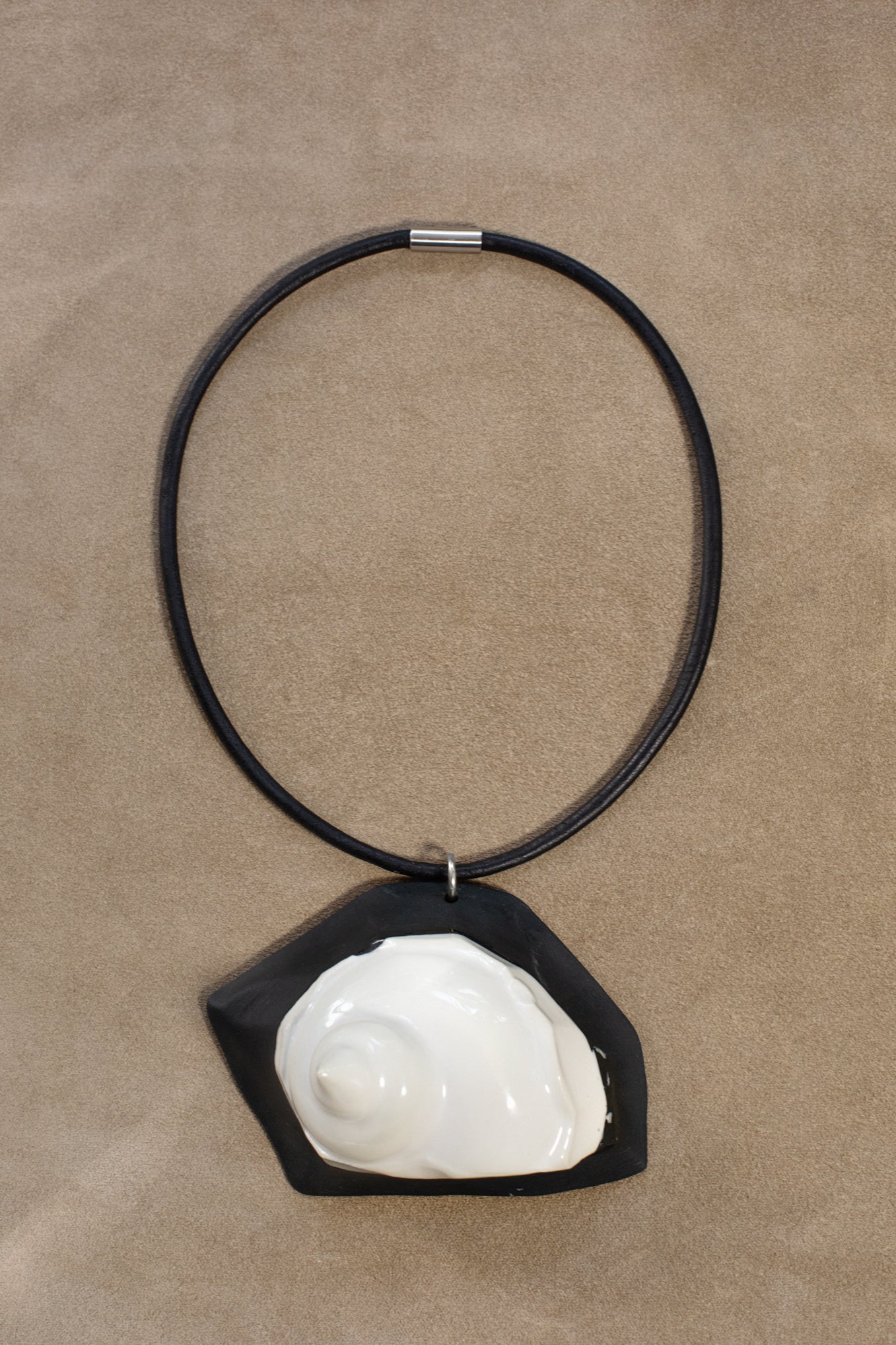 NAUTILUS PORCELAIN AMULET .02 LEATHER COLLAR