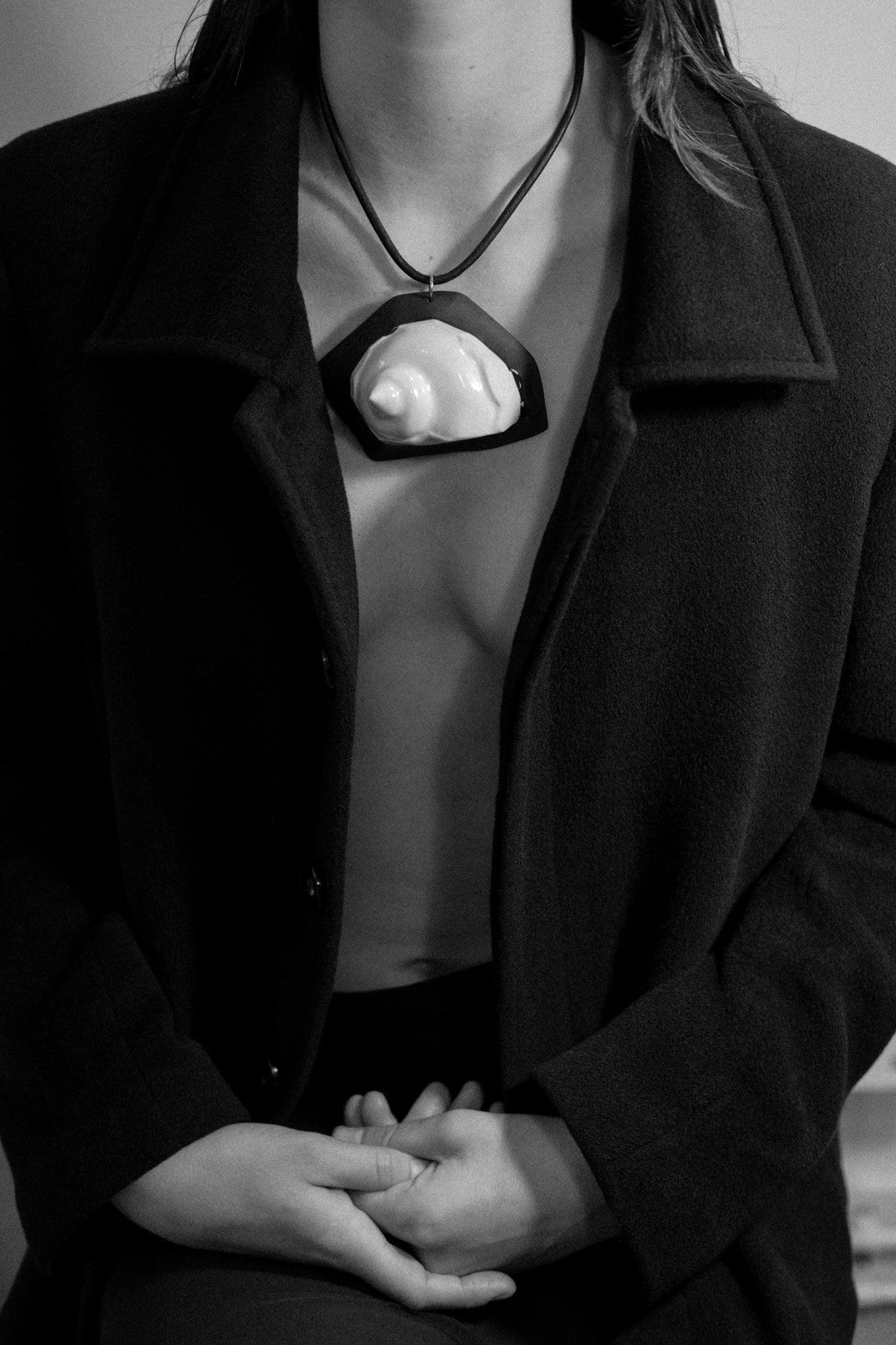 NAUTILUS PORCELAIN AMULET .02 LEATHER COLLAR