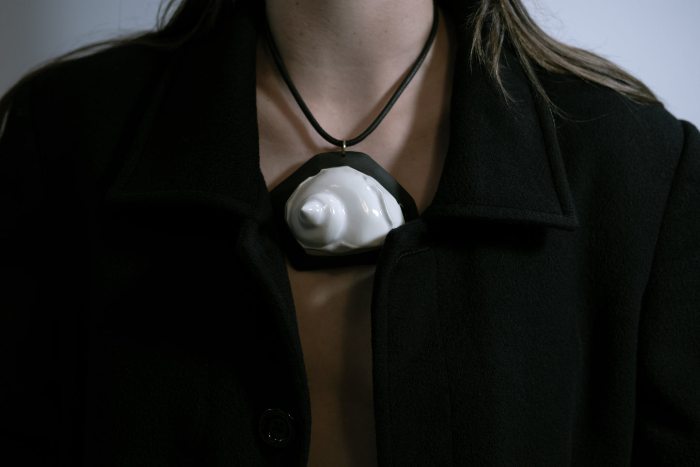NAUTILUS PORCELAIN AMULET .02 LEATHER COLLAR
