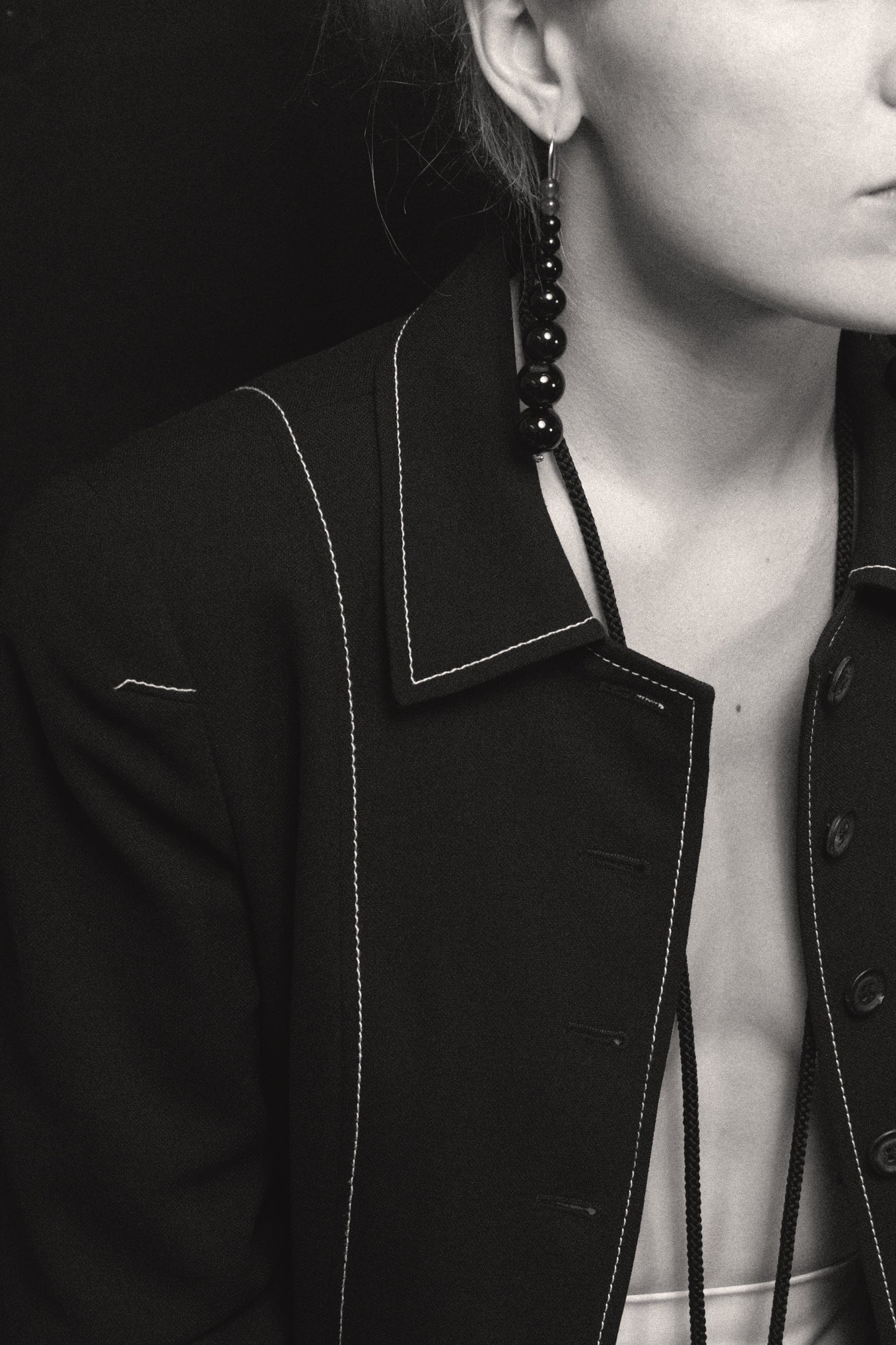 TOTEM HOOK EARRINGS IN ONYX & CARNELIAN