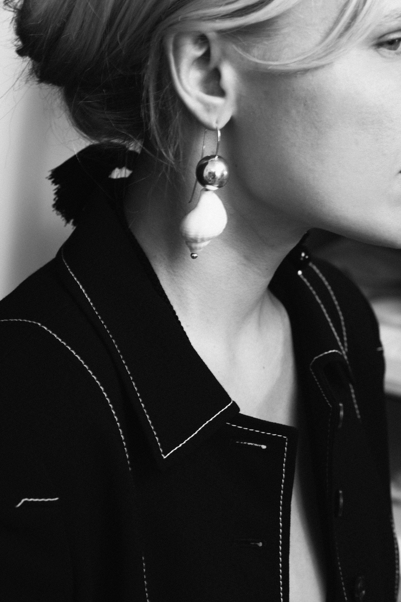 TOTEM SHELL AMULET EARRINGS .01 IN SILVER