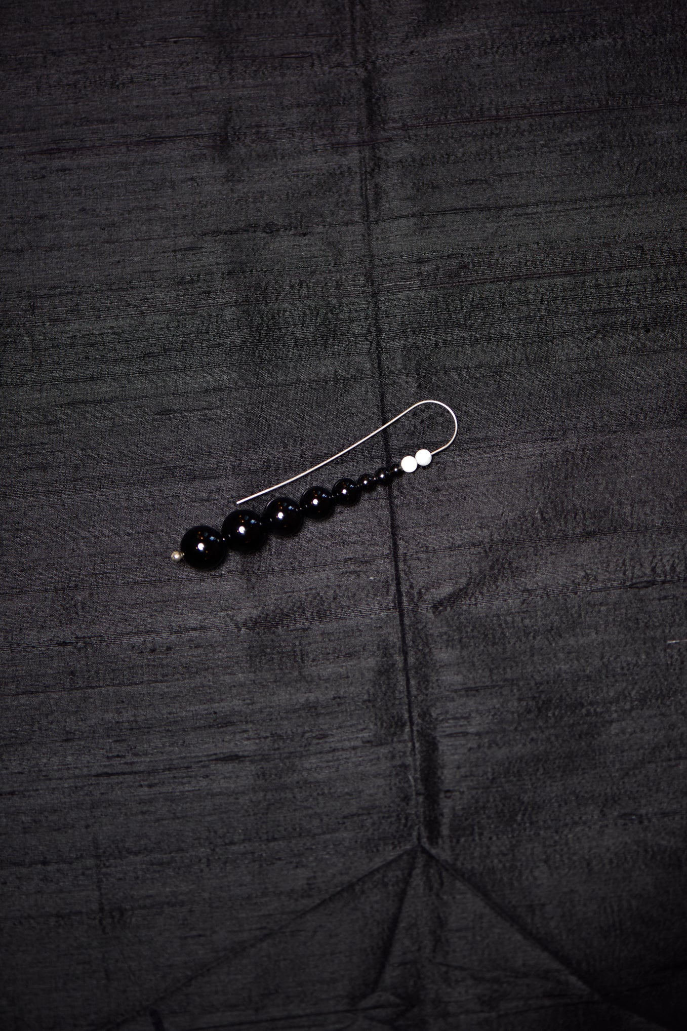 TOTEM ONYX EARRINGS .01 IN MOTHER OF PEARL