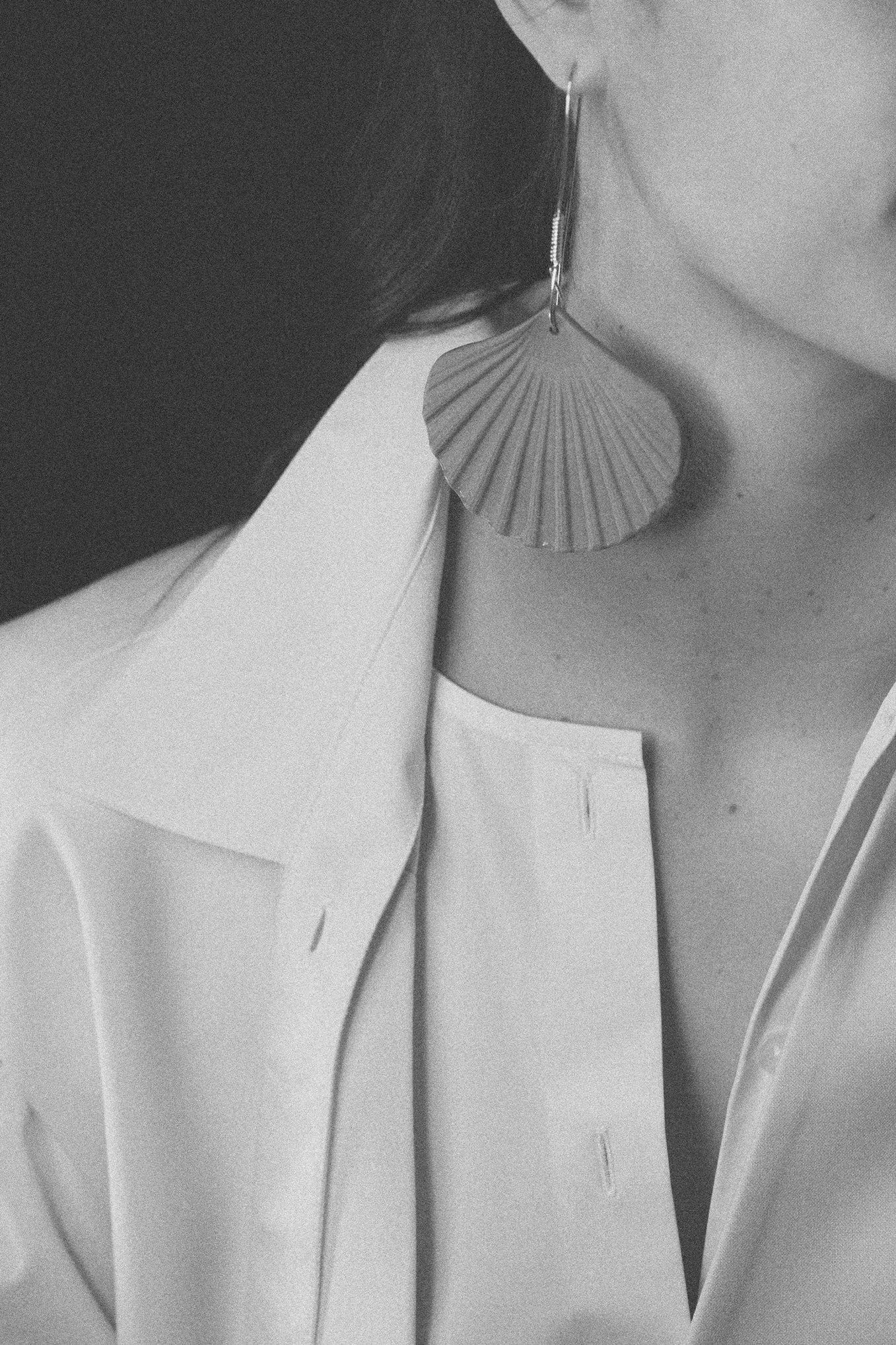 SHELL AMULET .08 EARRINGS - SAND