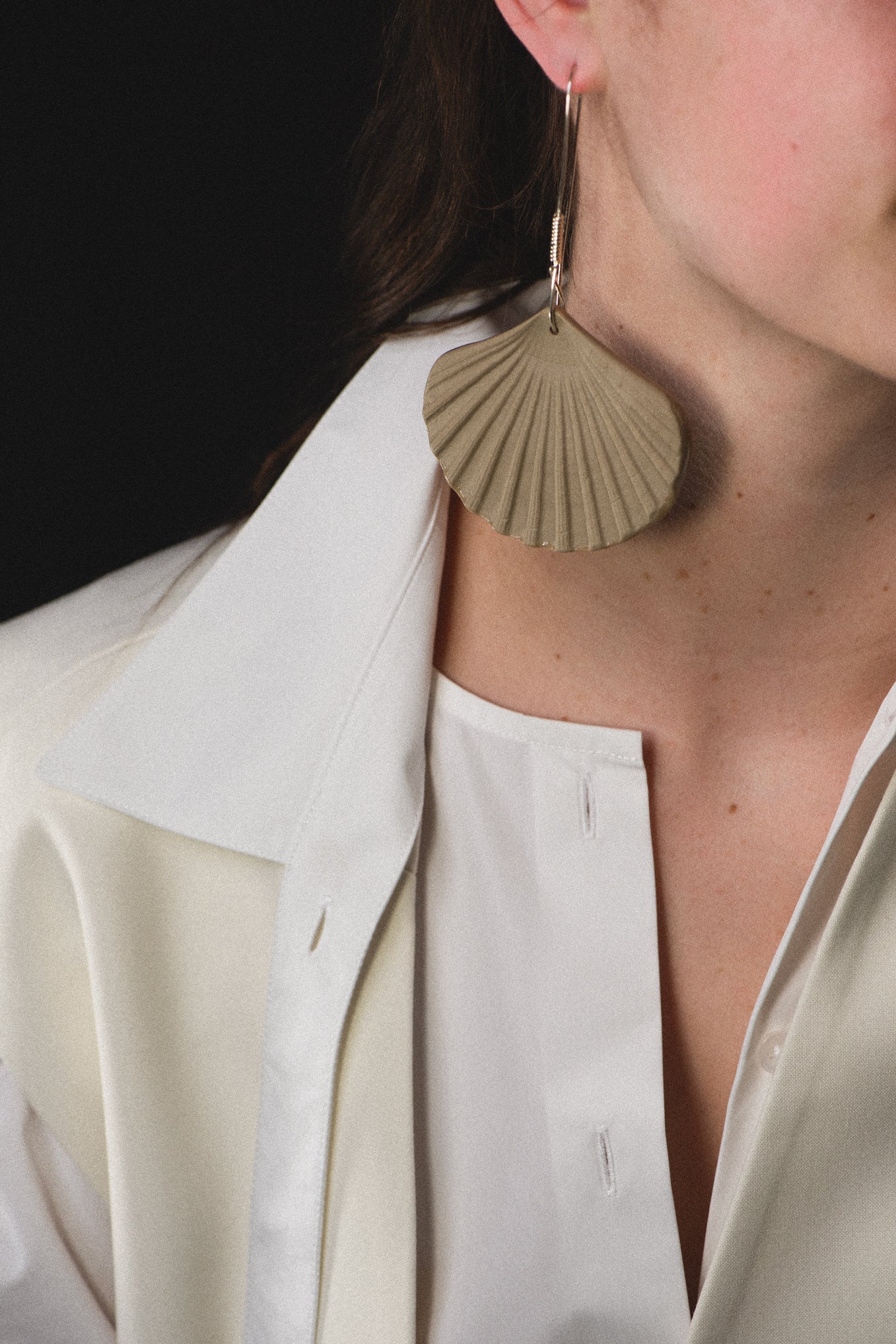 SHELL AMULET .08 EARRINGS - SAND