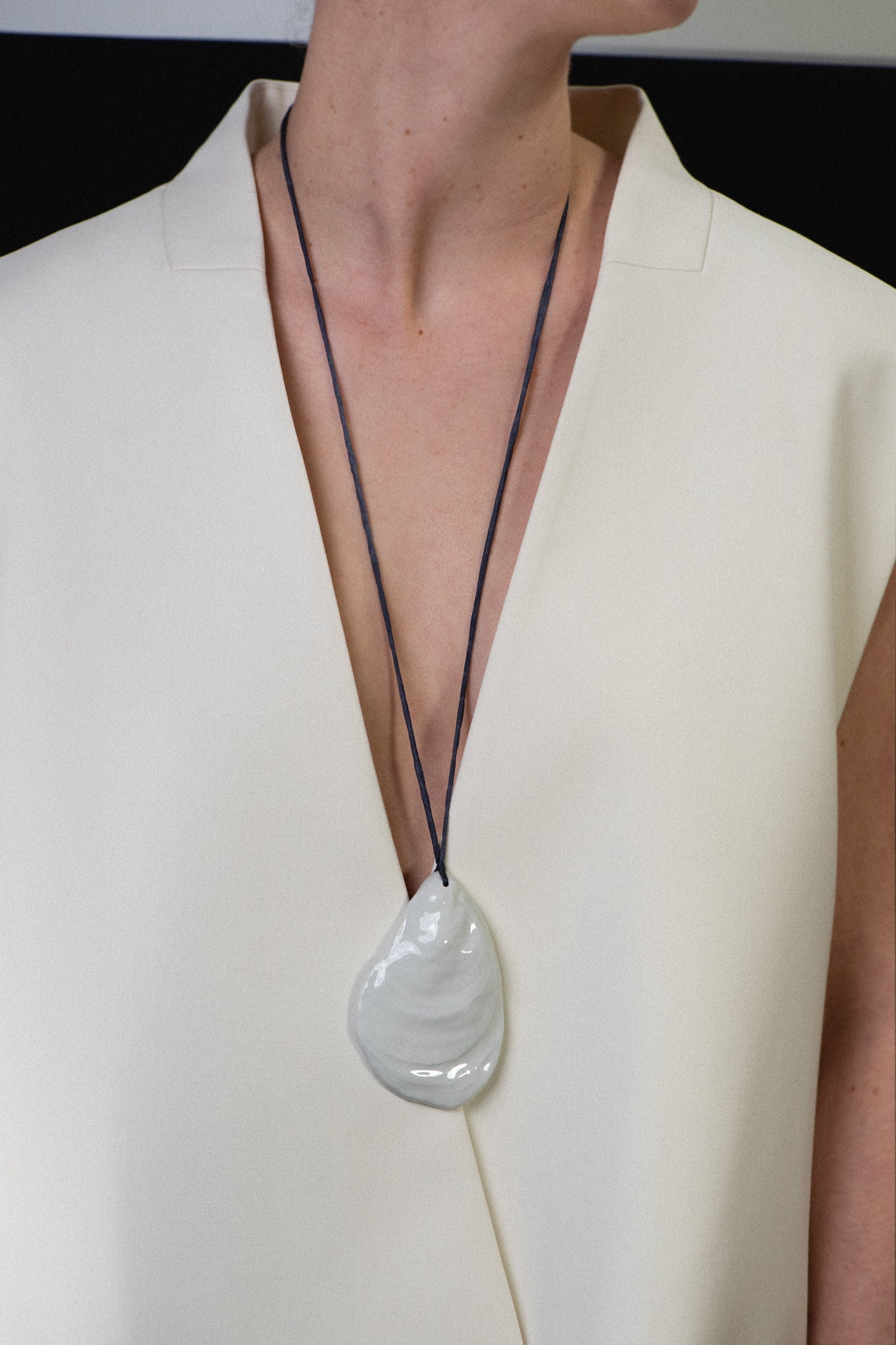 OYSTER AMULET .05 PENDANT SILK - ANTHRACITE