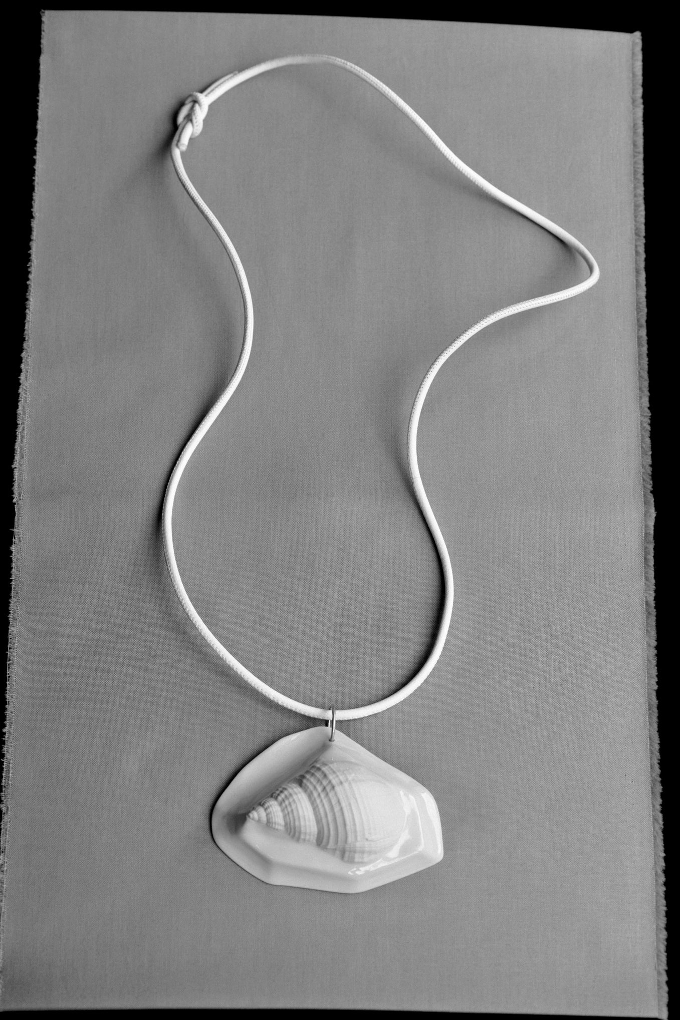 SHELL AMULET .010 LEATHER CORD PENDANT - WHITE