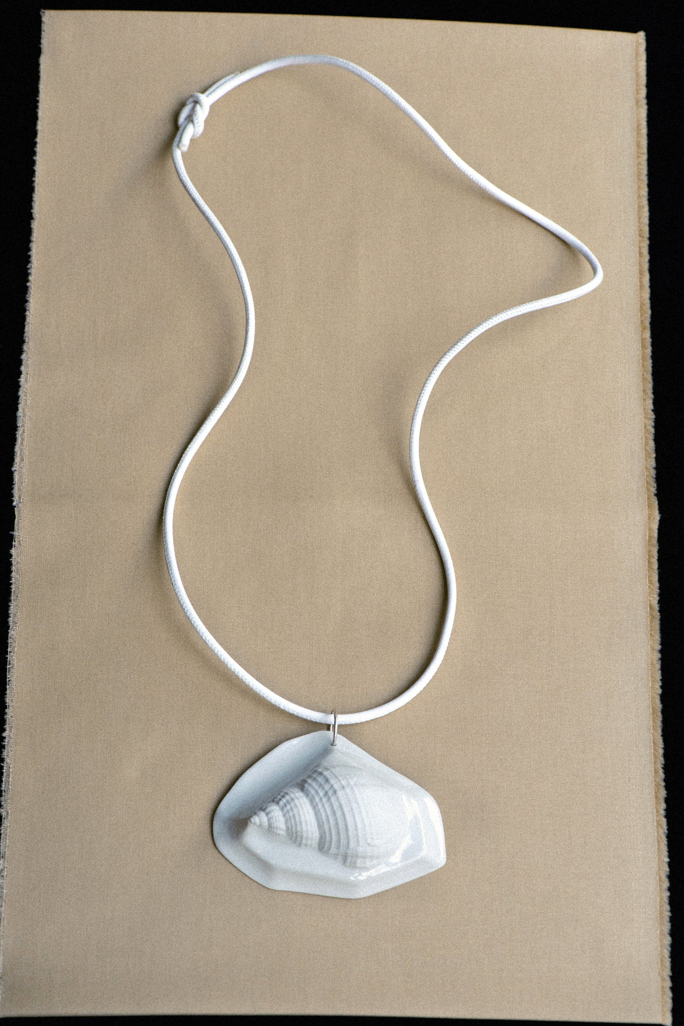SHELL AMULET .010 PENDANT - LEATHER