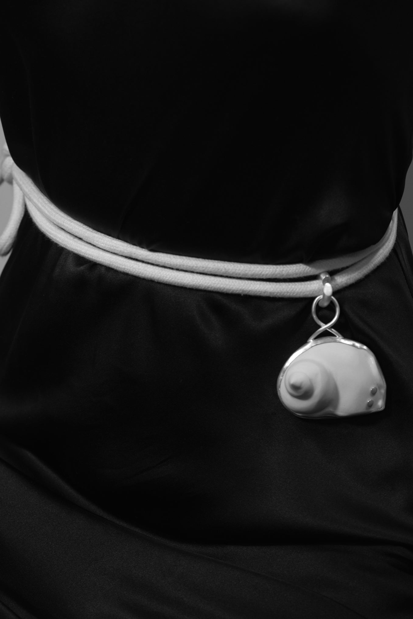 NAUTILUS PORCELAIN AMULET .03 PENDANT BELT