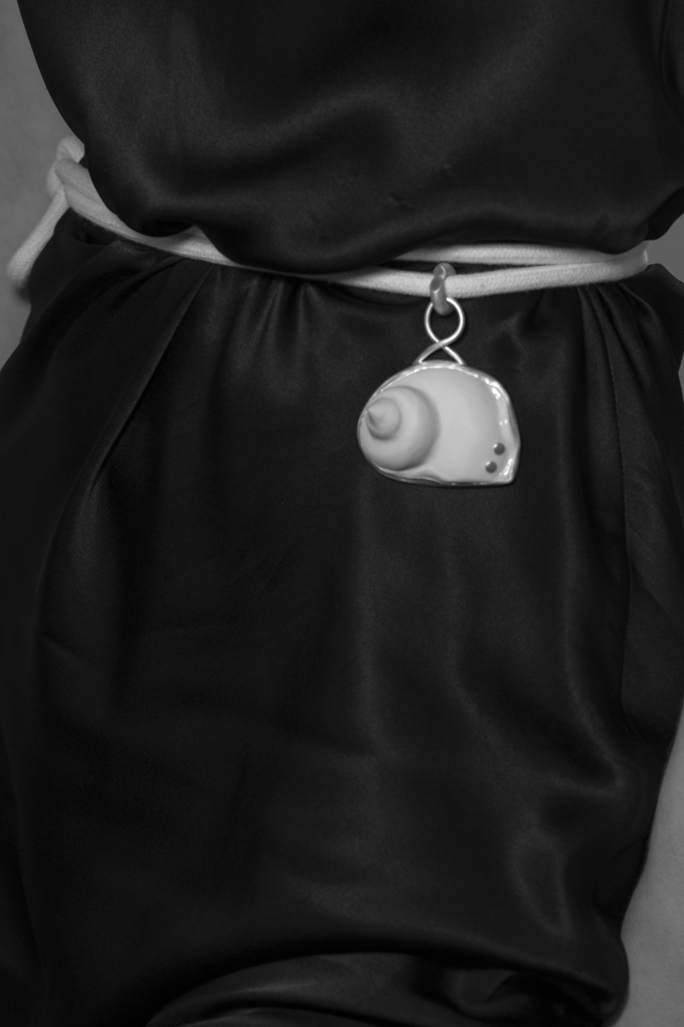 NAUTILUS PORCELAIN AMULET .03 PENDANT BELT
