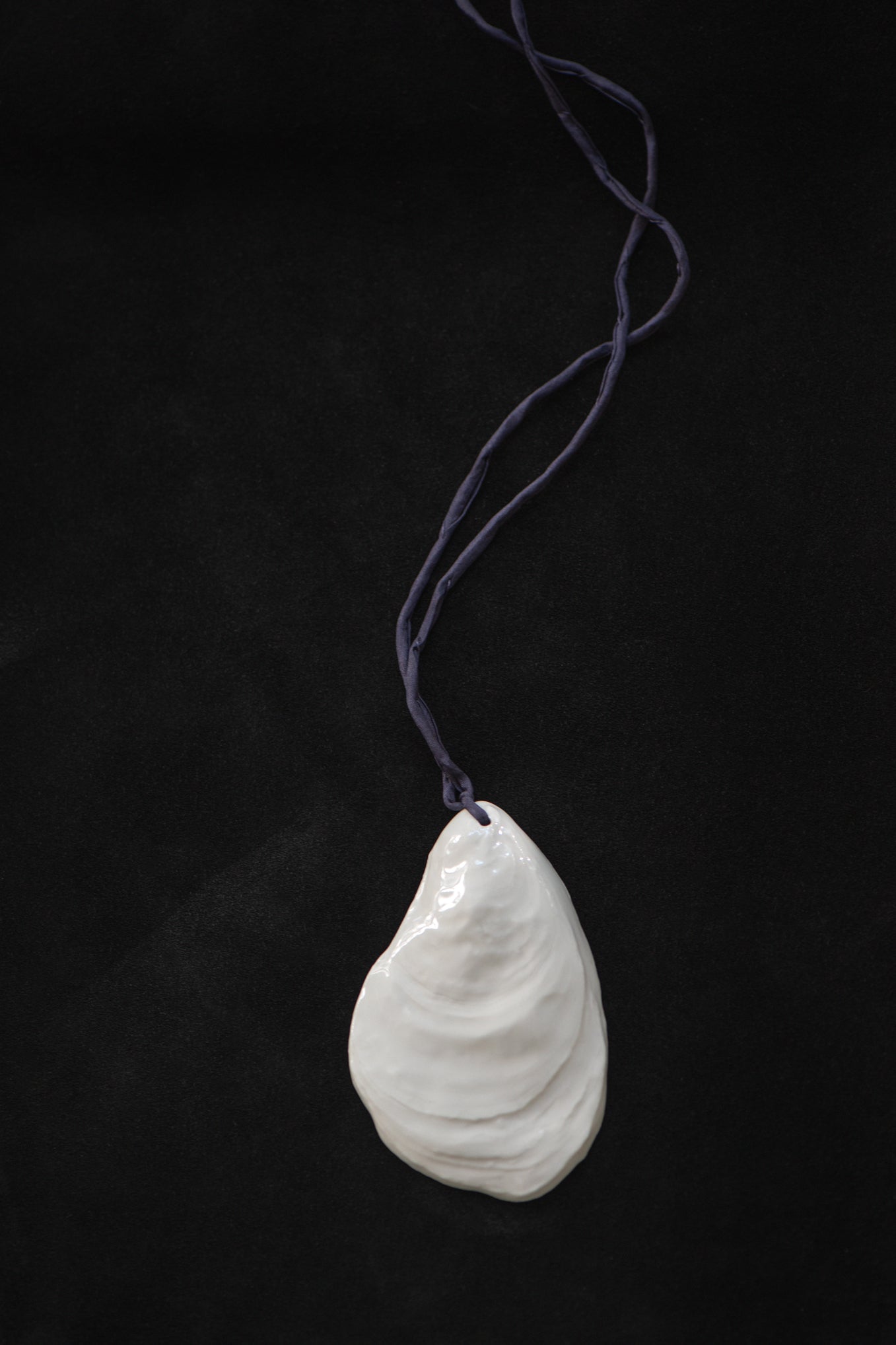 OYSTER AMULET .05 PENDANT SILK - ANTHRACITE