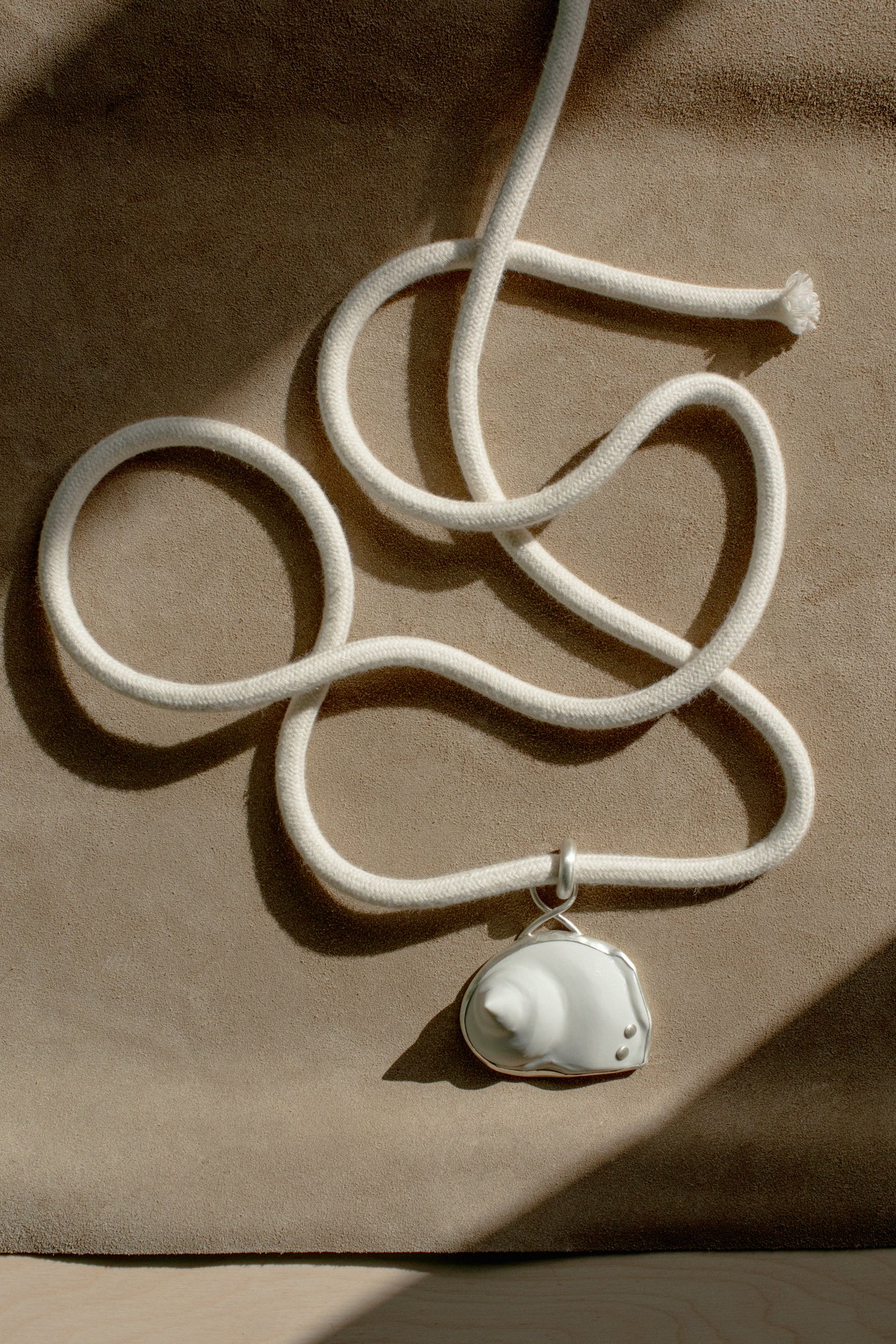 NAUTILUS PORCELAIN AMULET .03 PENDANT BELT
