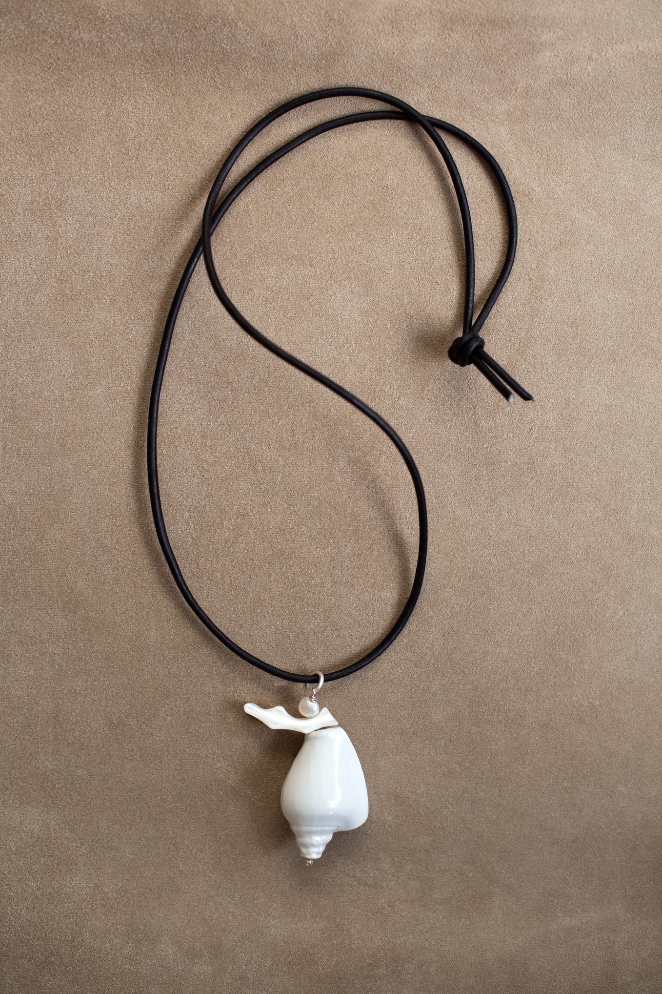 TOTEM SHELL AMULET PENDANT .01