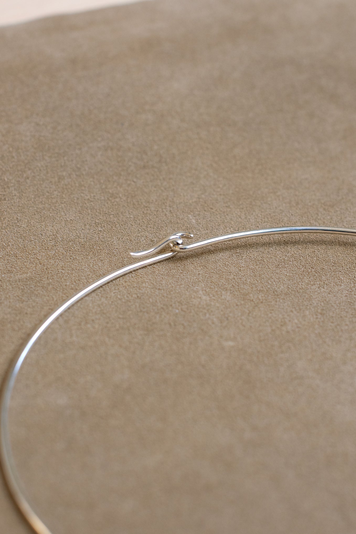 NAUTILUS PORCELAIN AMULET .01 SILVER COLLAR