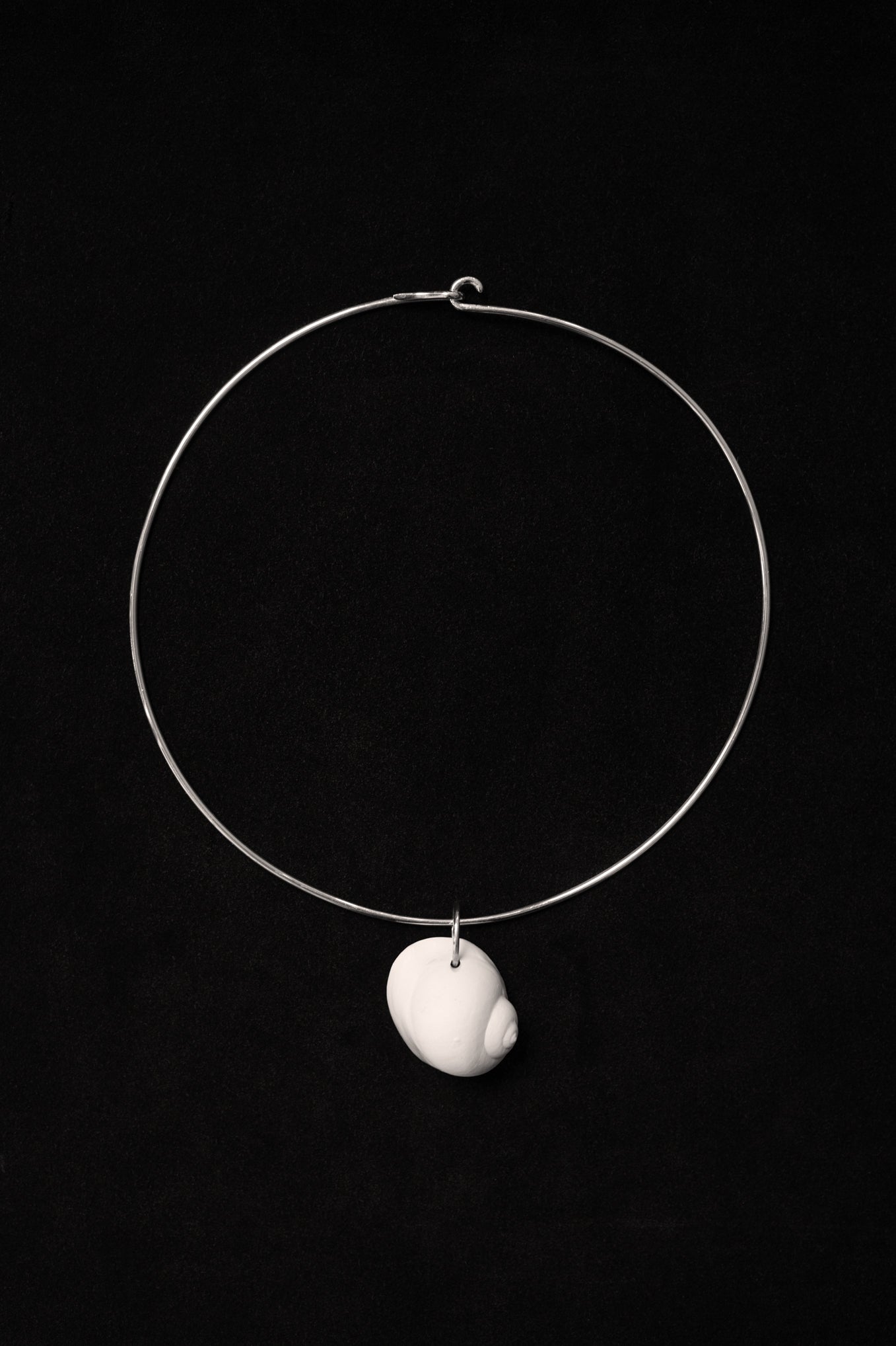 NAUTILUS PORCELAIN AMULET .01 SILVER COLLAR