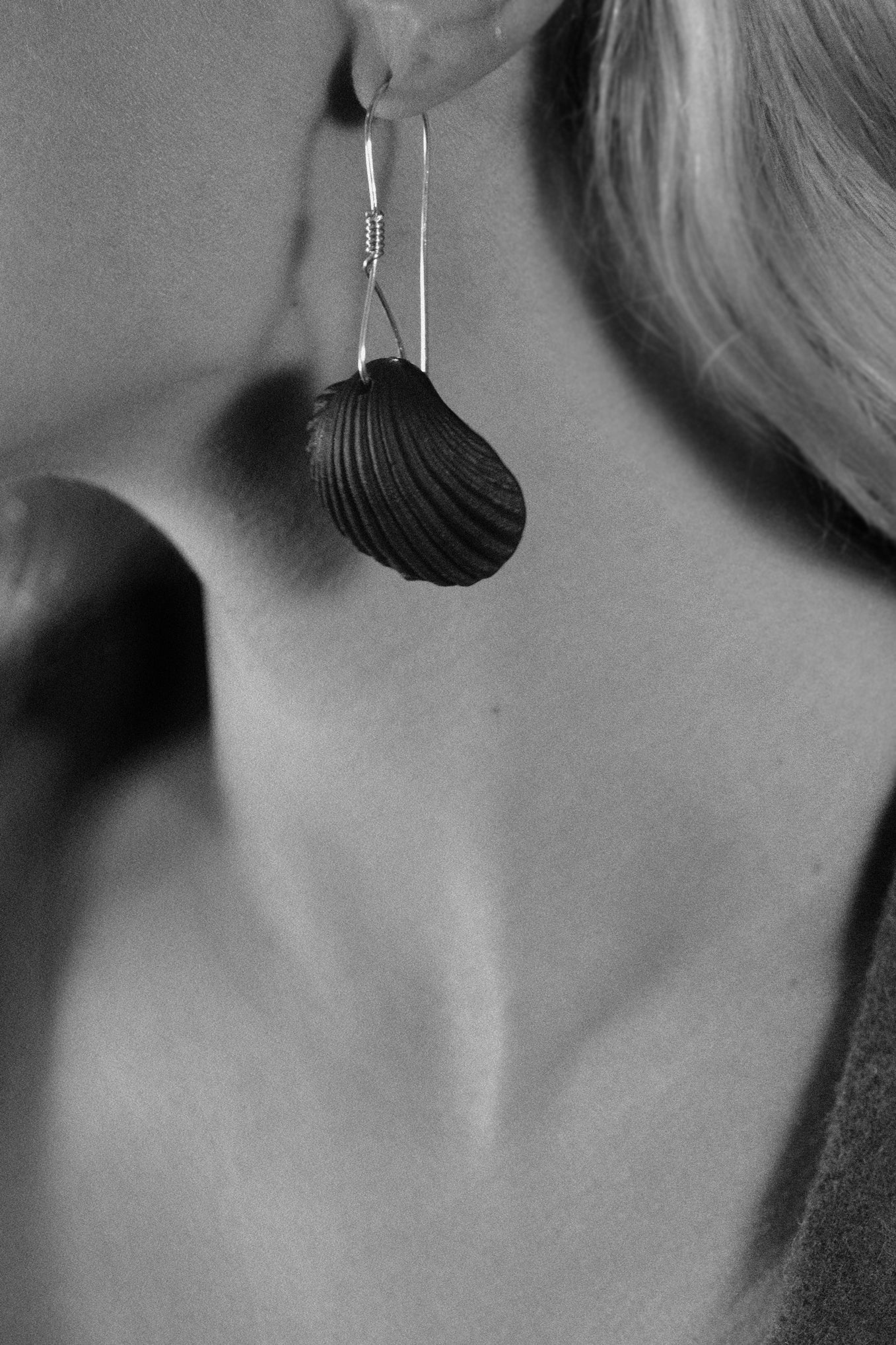 SHELL AMULET .01 EARRINGS