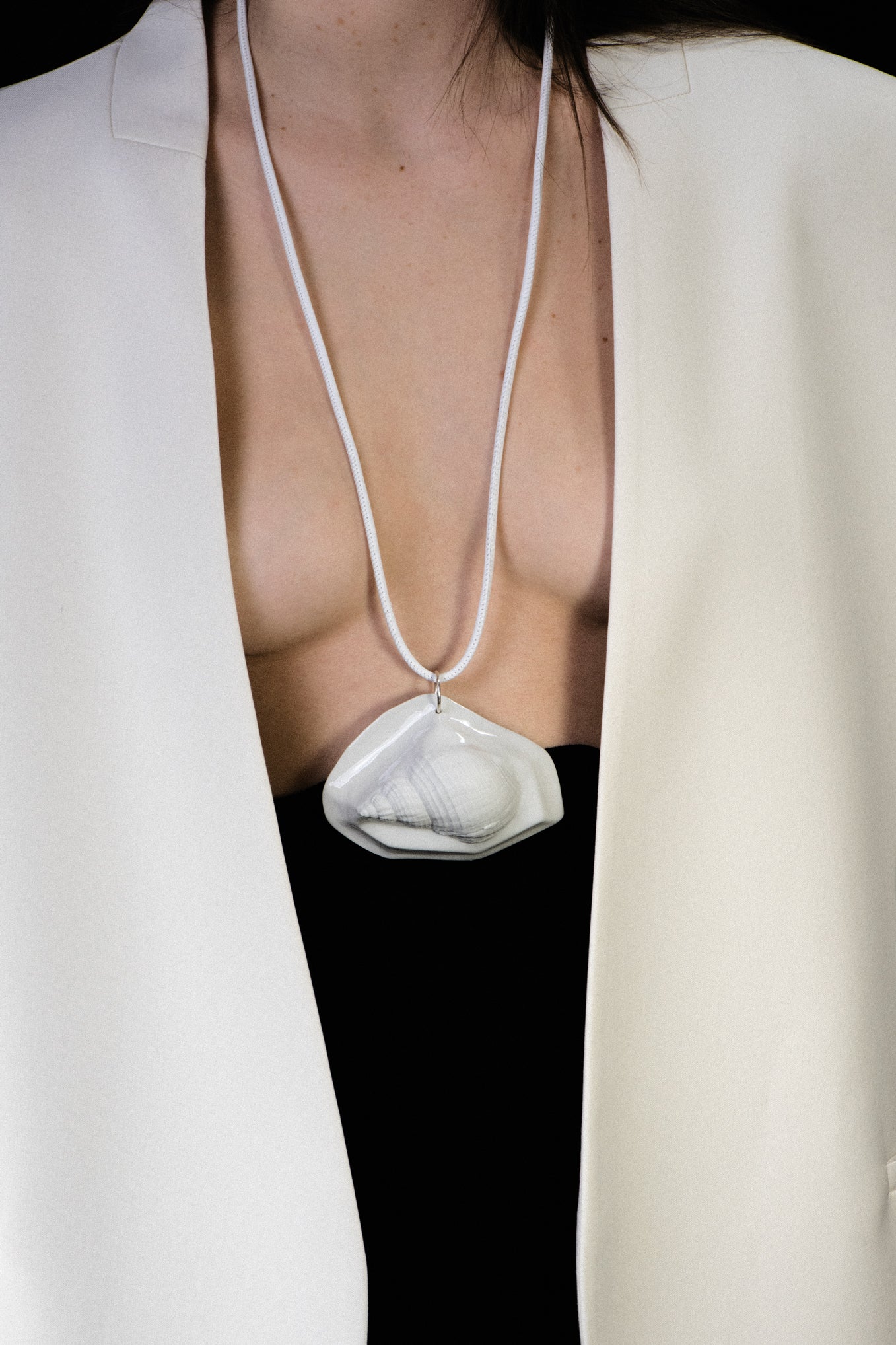 SHELL AMULET .010 PENDANT - LEATHER
