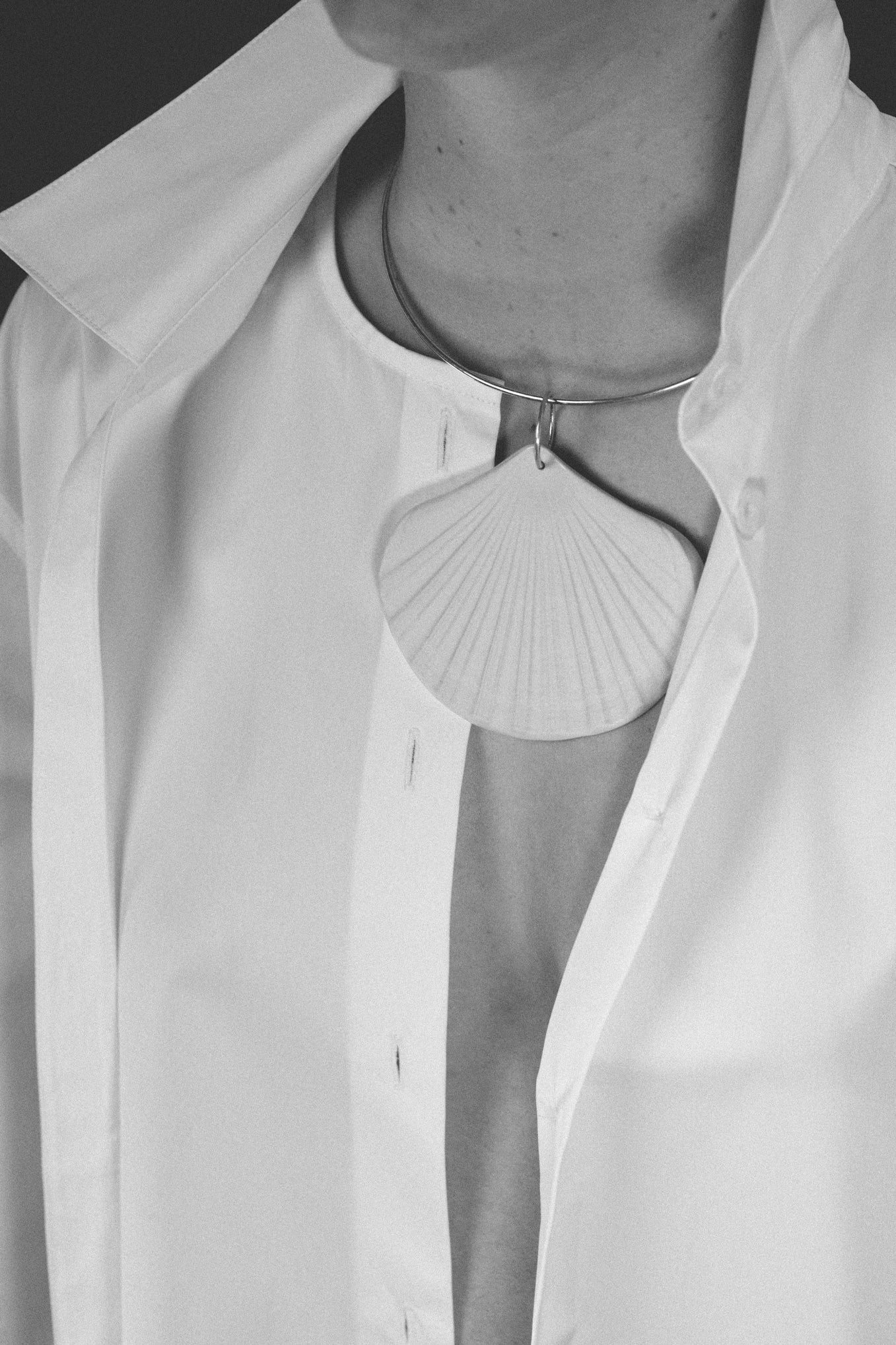 FULL MOON SHELL AMULET SILVER COLLAR