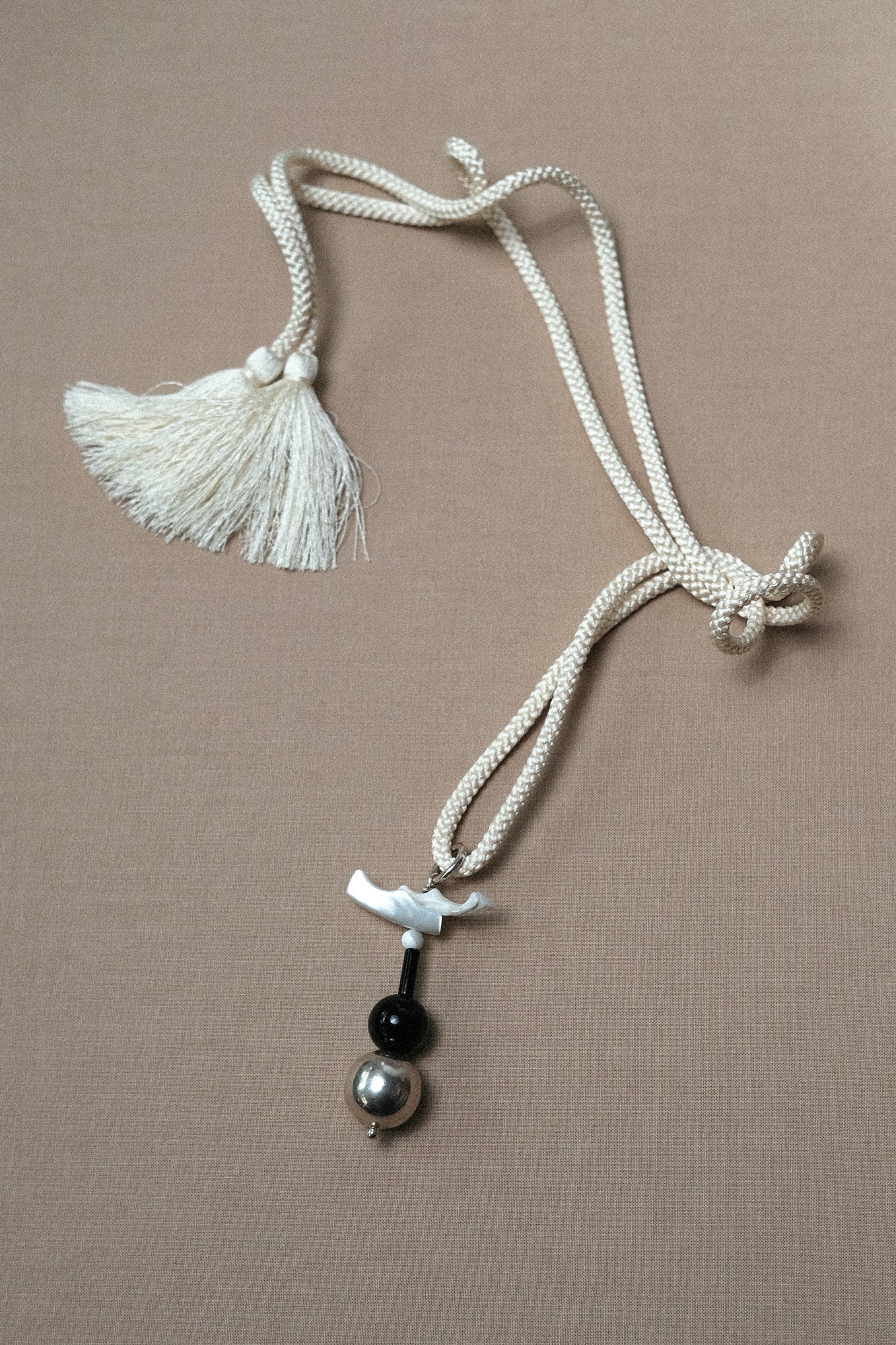 TOTEM PENDANT .01 - IVORY SILK