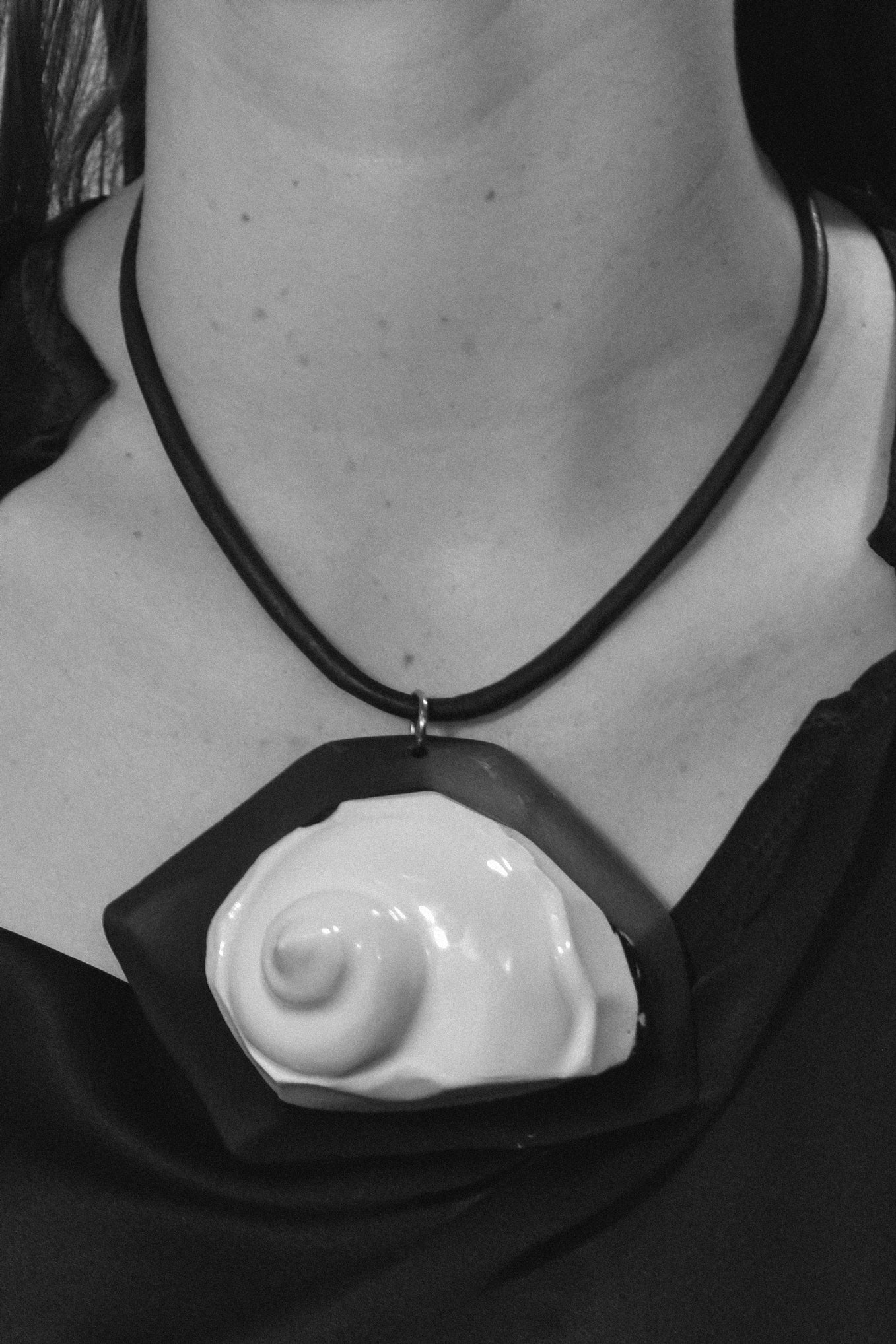 NAUTILUS PORCELAIN COLLAR