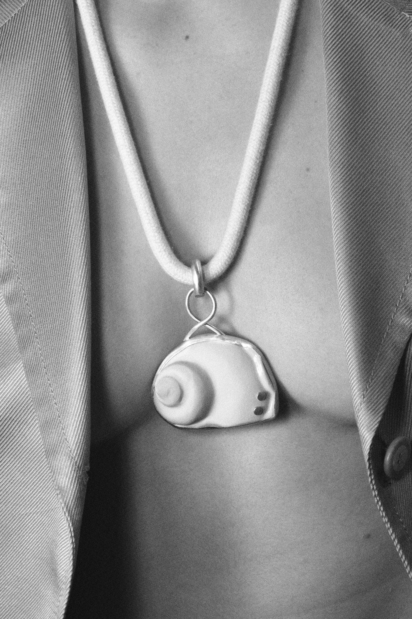 NAUTILUS PORCELAIN AMULET .03 PENDANT BELT