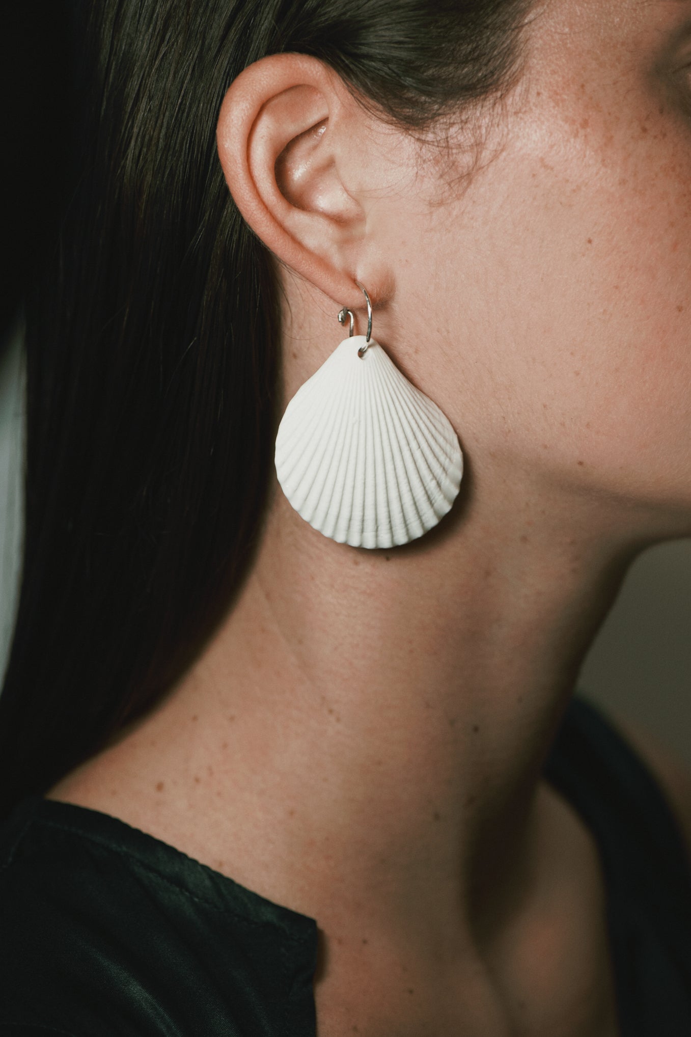 SHELL AMULET .02 EARRINGS