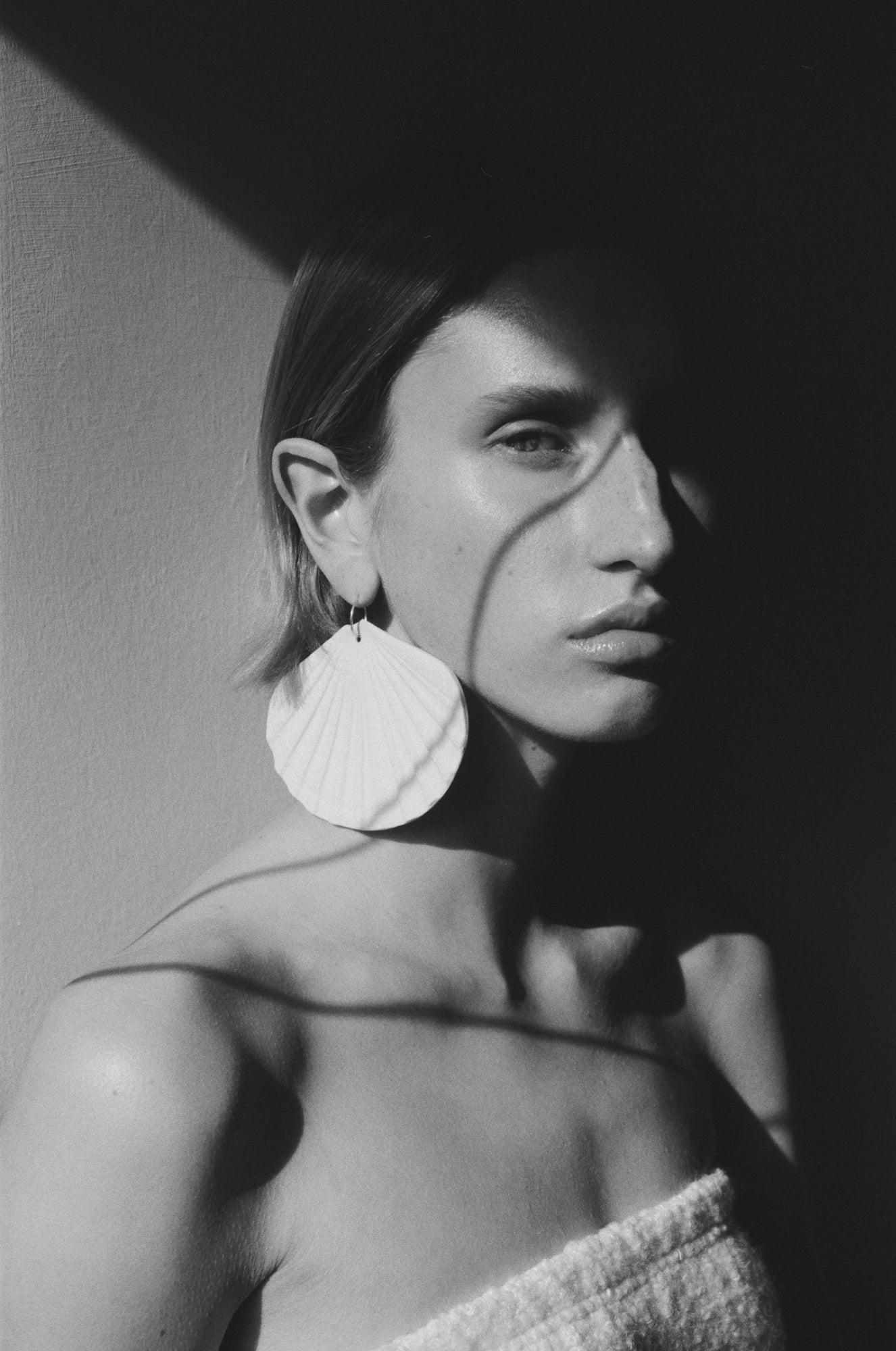 FULL MOON SHELL AMULET .07 EARRINGS