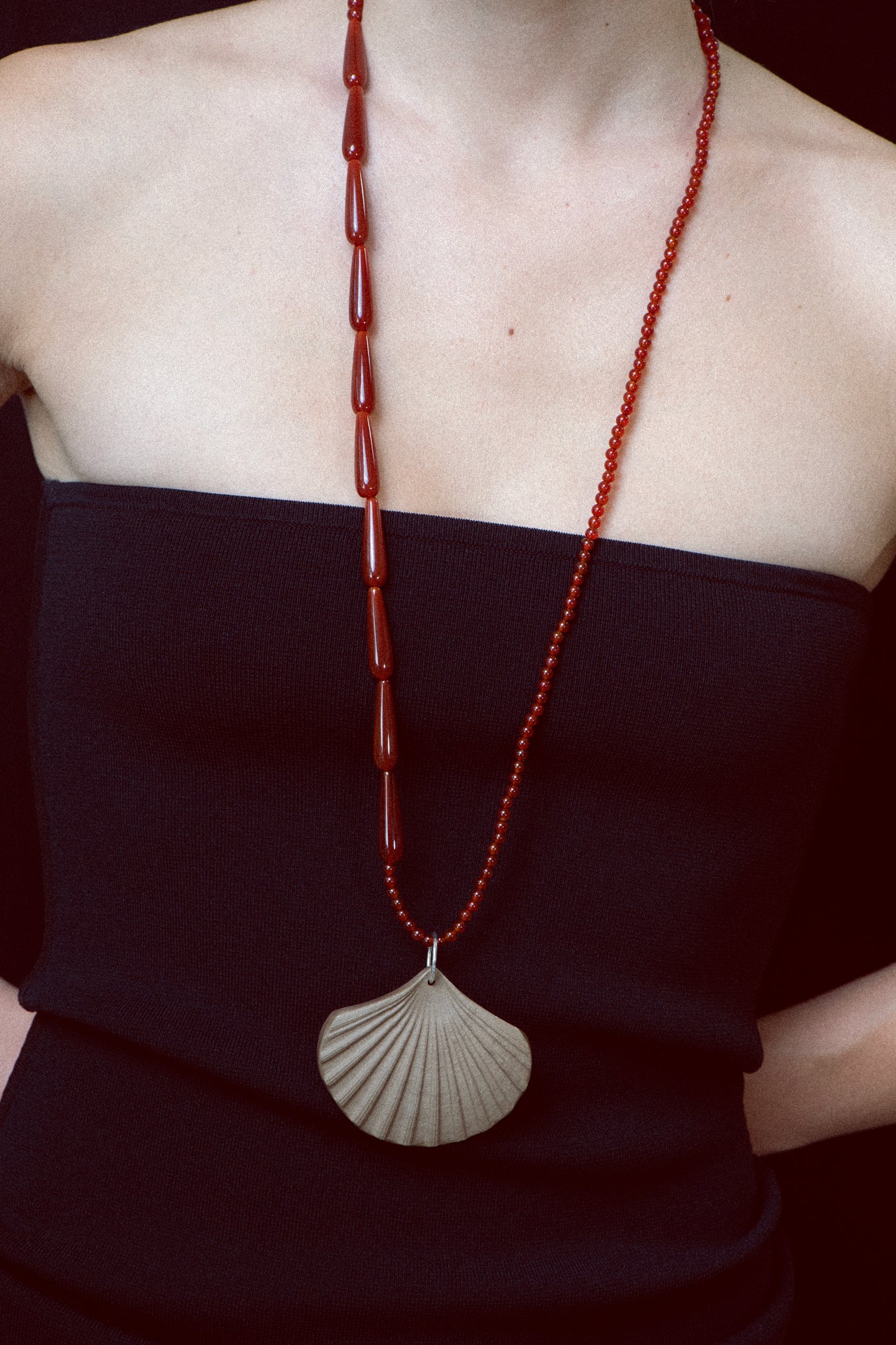SHELL AMULET .07 IN CARNELIAN