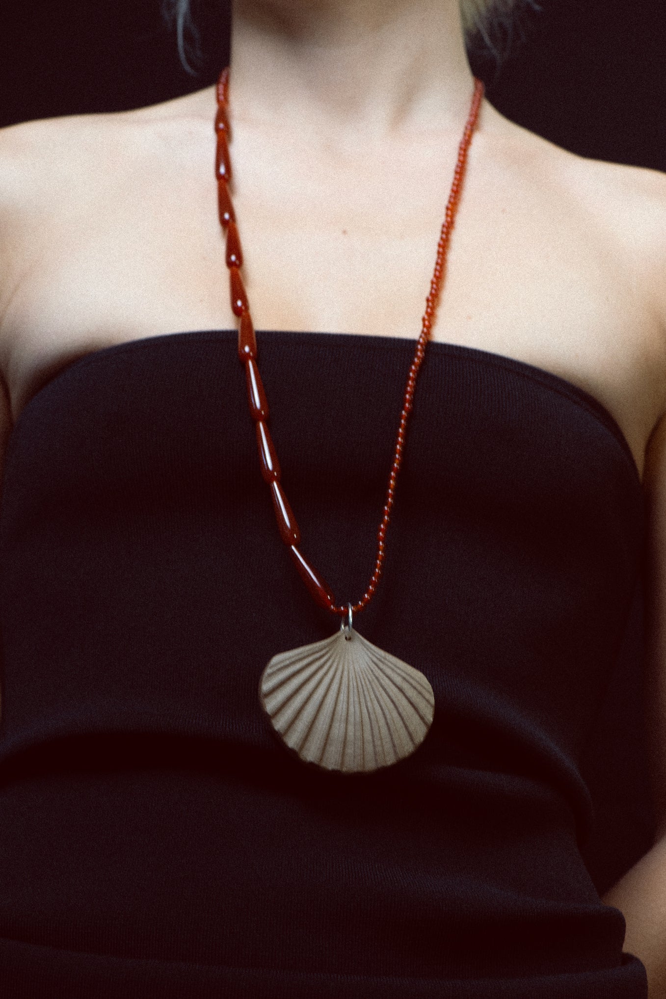 SHELL AMULET .07 IN CARNELIAN