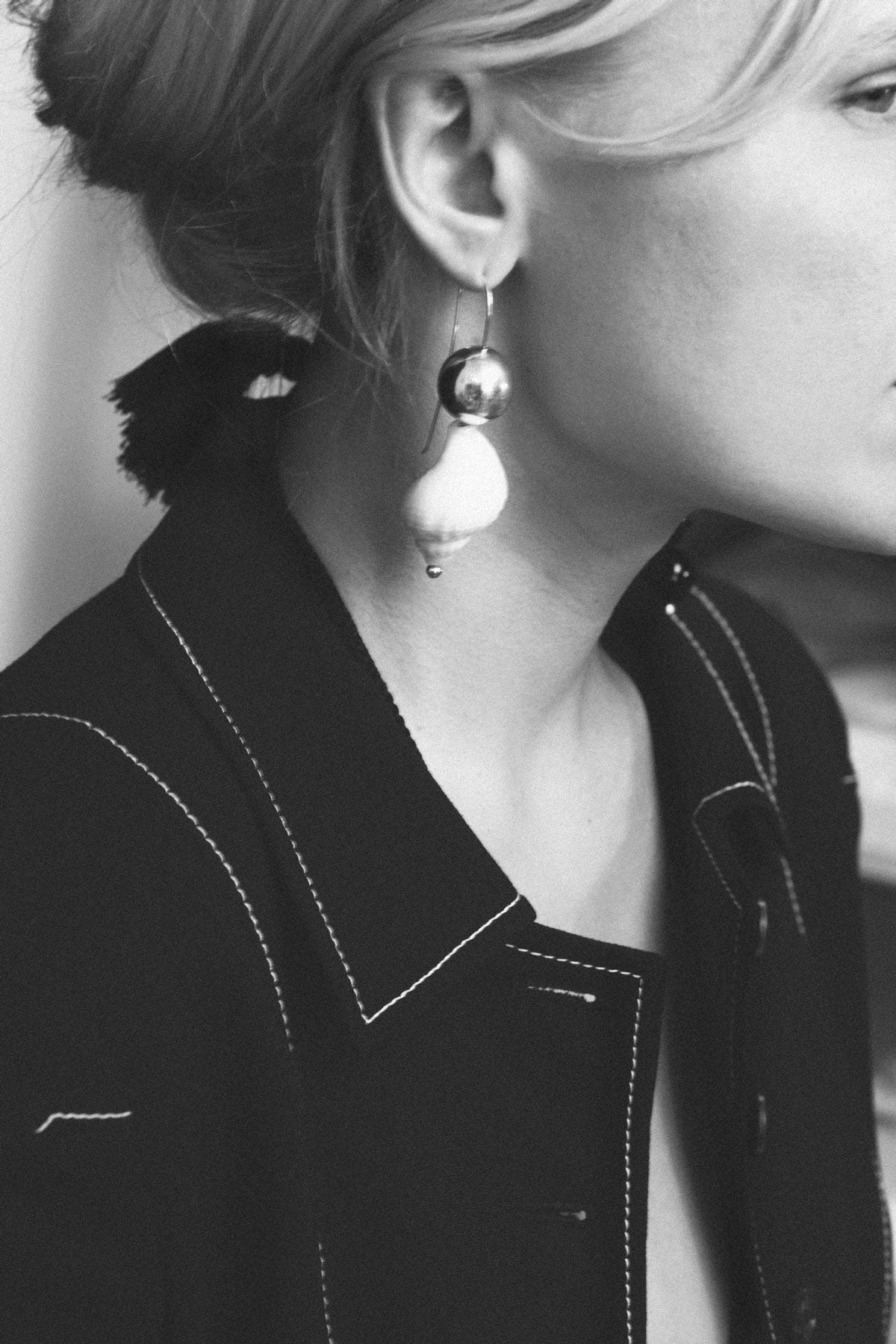 TOTEM SHELL AMULET EARRINGS .01 IN SILVER