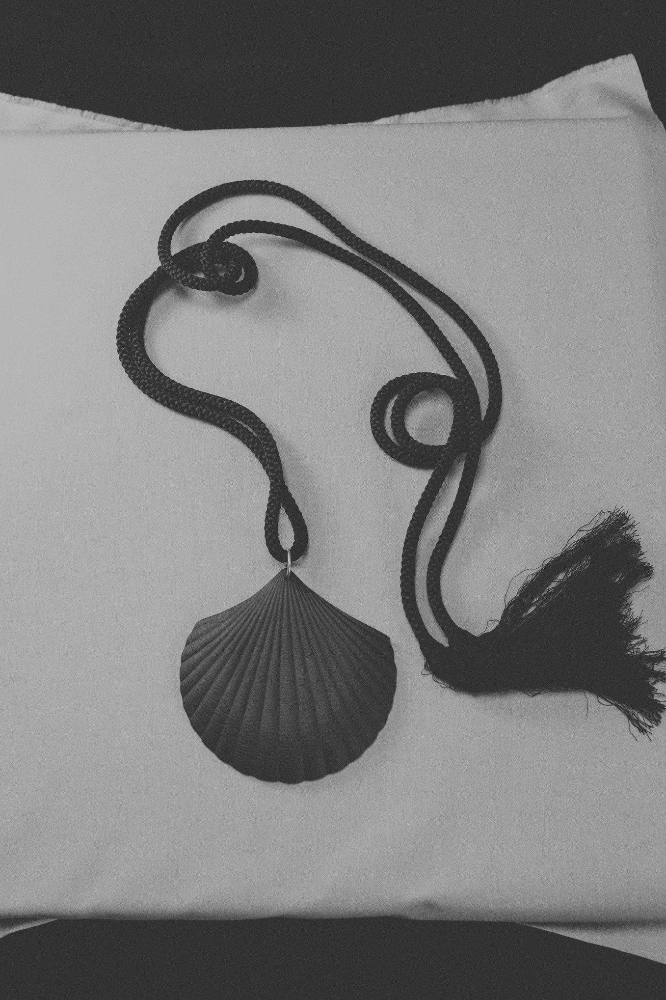 NOCTURNAL SHELL AMULET .013 - TASSEL SILK