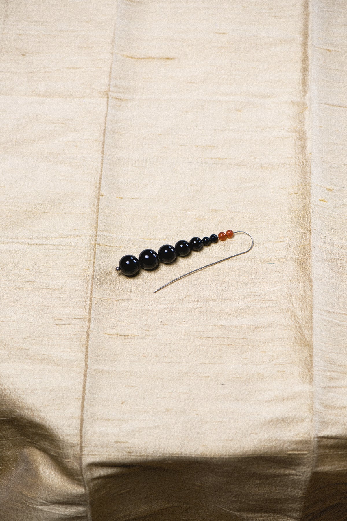 TOTEM EARRINGS .04 - ONYX & CARNELIAN