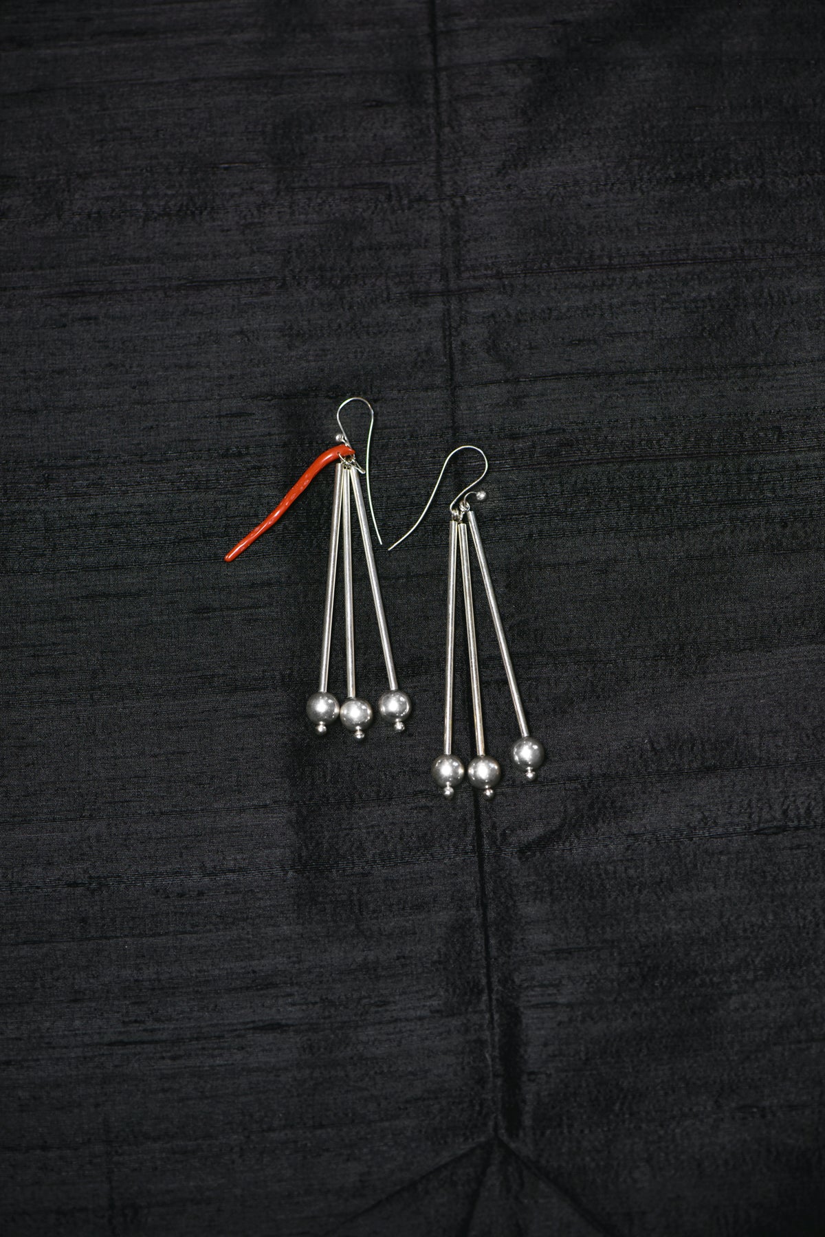 TOTEM HOOK EARRINGS .01 - SILVER & CORAL
