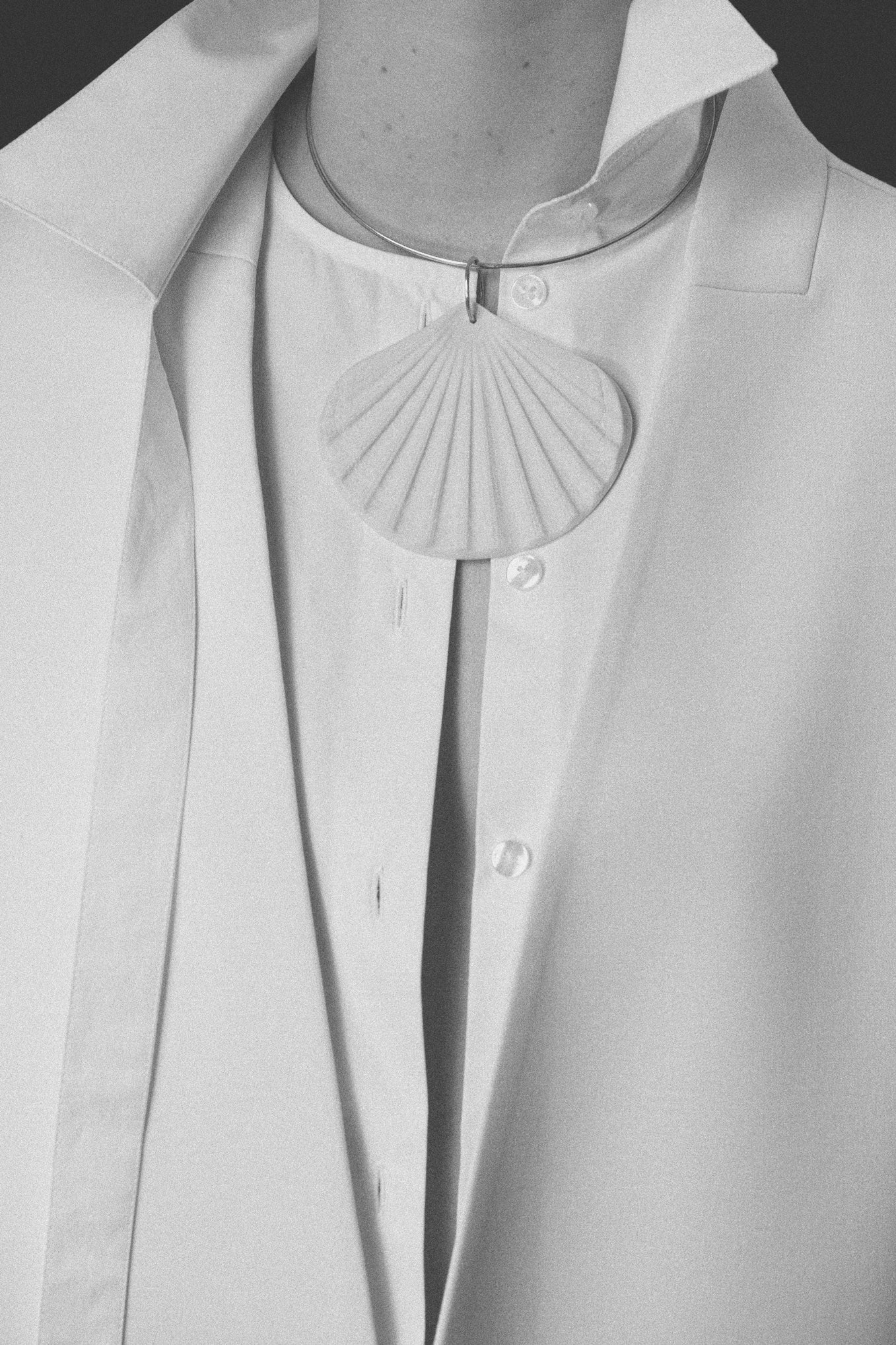 FULL MOON SHELL AMULET SILVER COLLAR