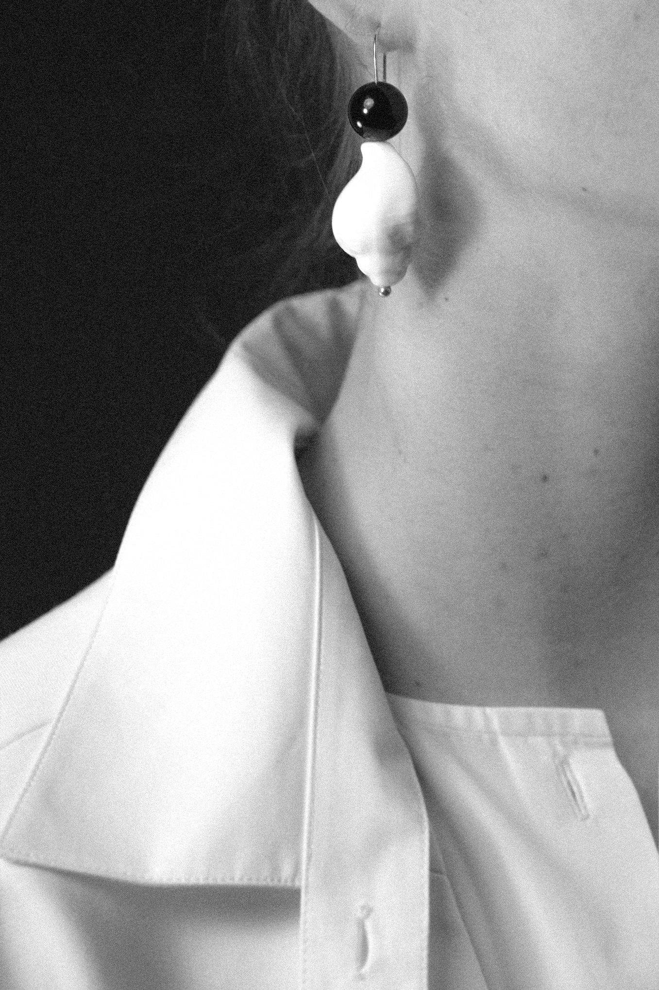 TOTEM SHELL AMULET EARRINGS .01 IN ONYX