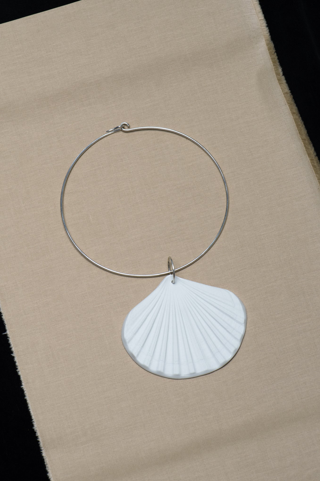 FULL MOON SHELL AMULET SILVER COLLAR