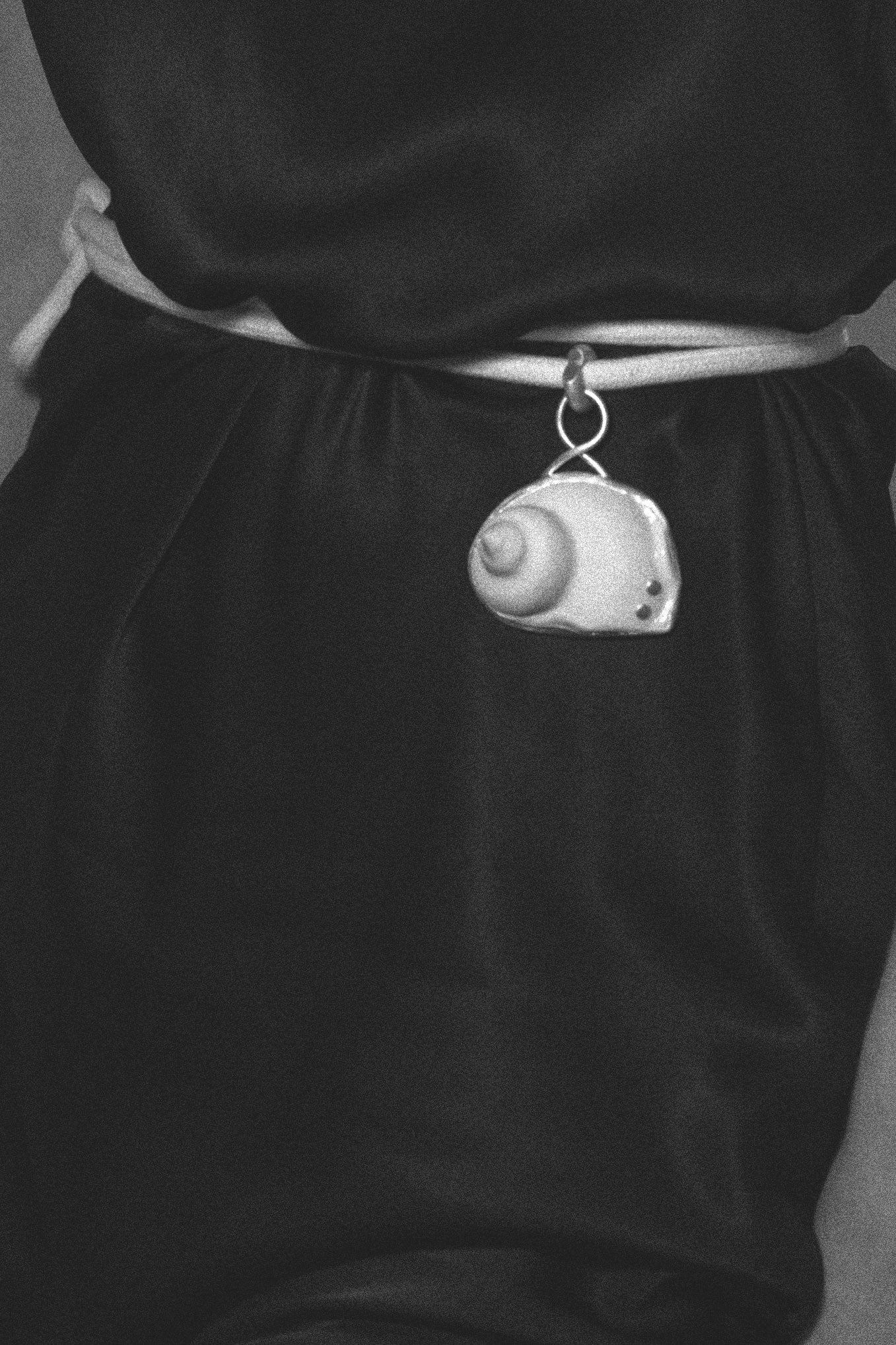 NAUTILUS PORCELAIN AMULET .03 PENDANT BELT