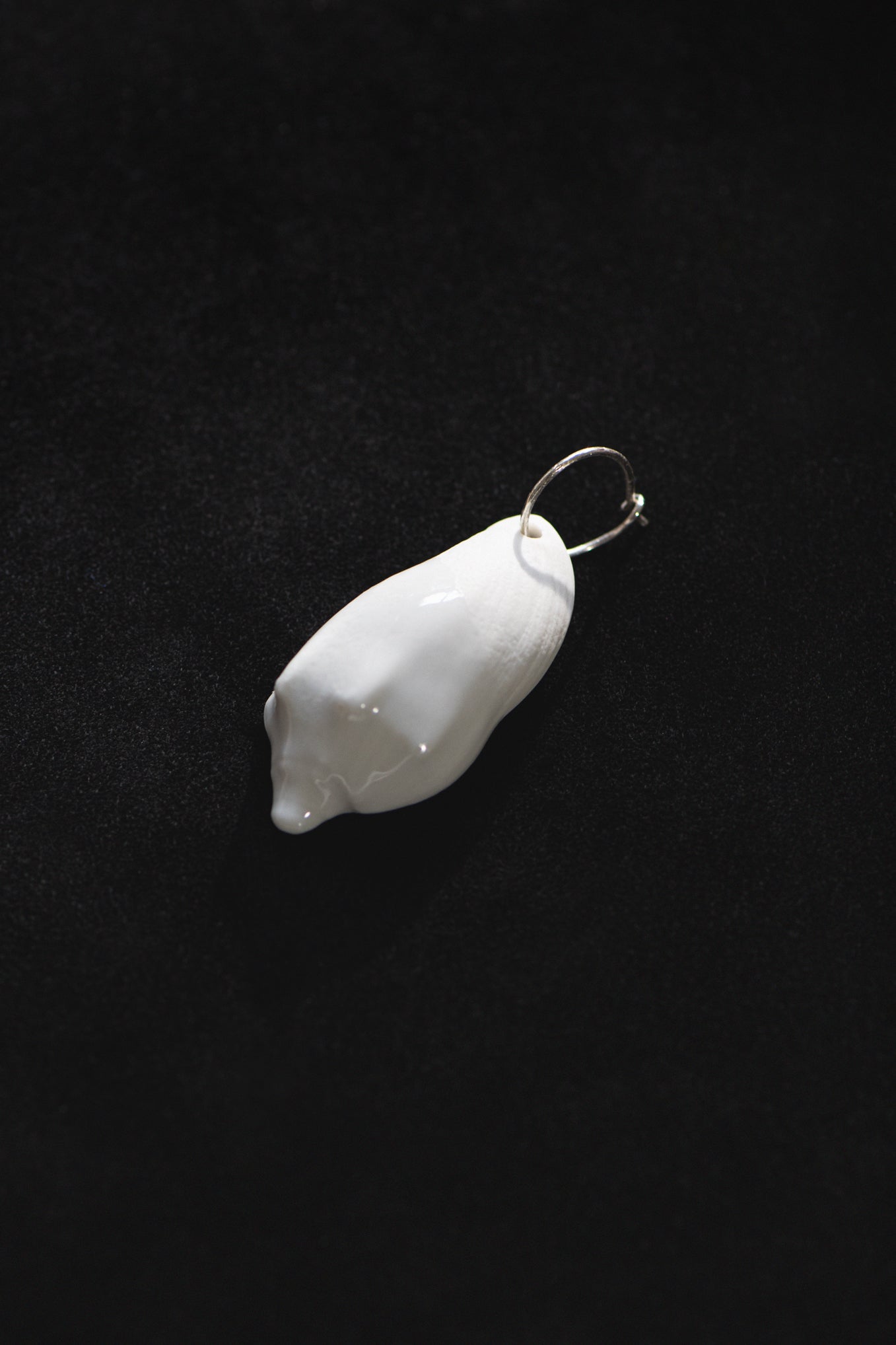 SHELL AMULET .06 EARRING