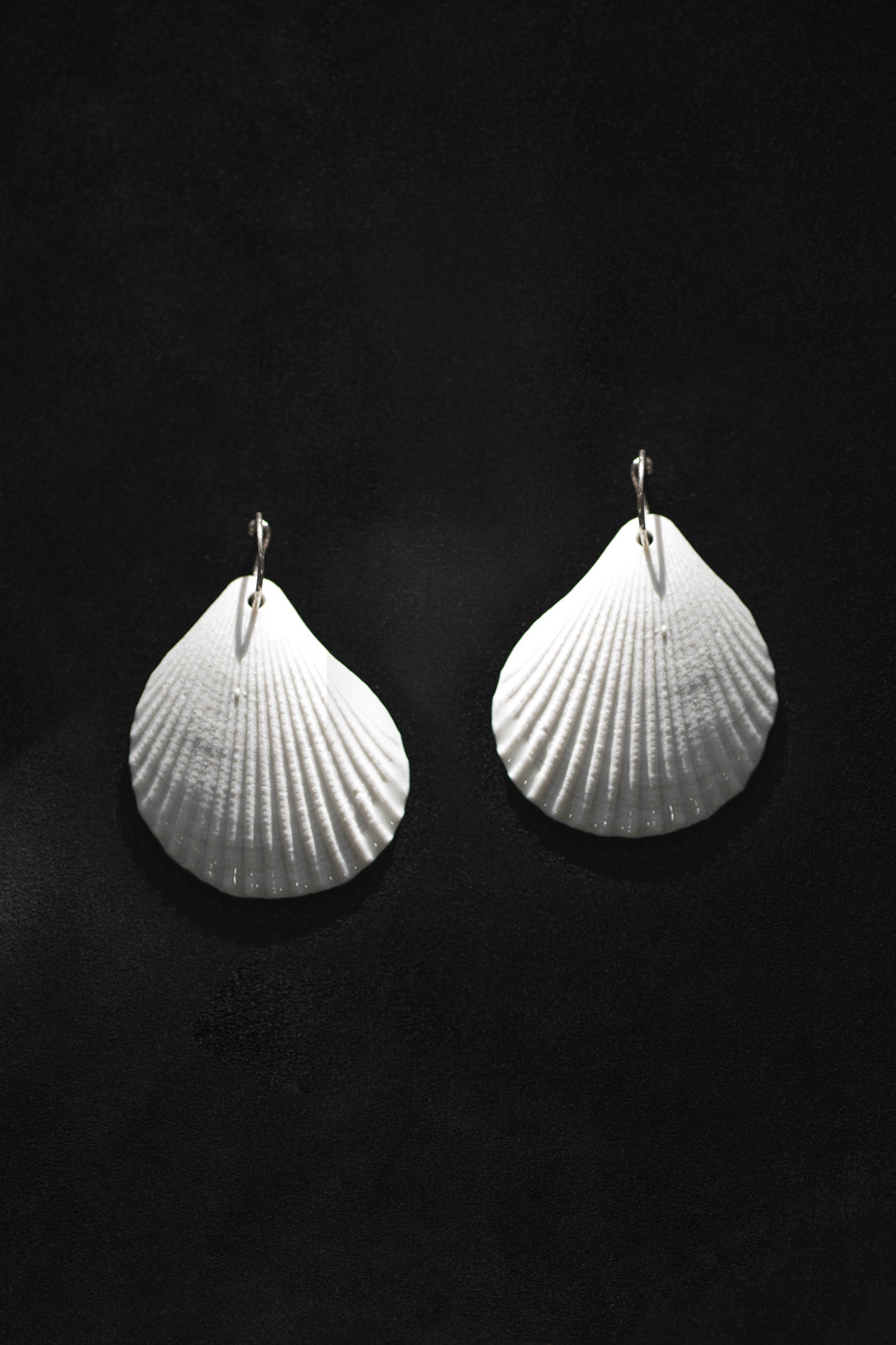 SHELL AMULET .02 EARRINGS