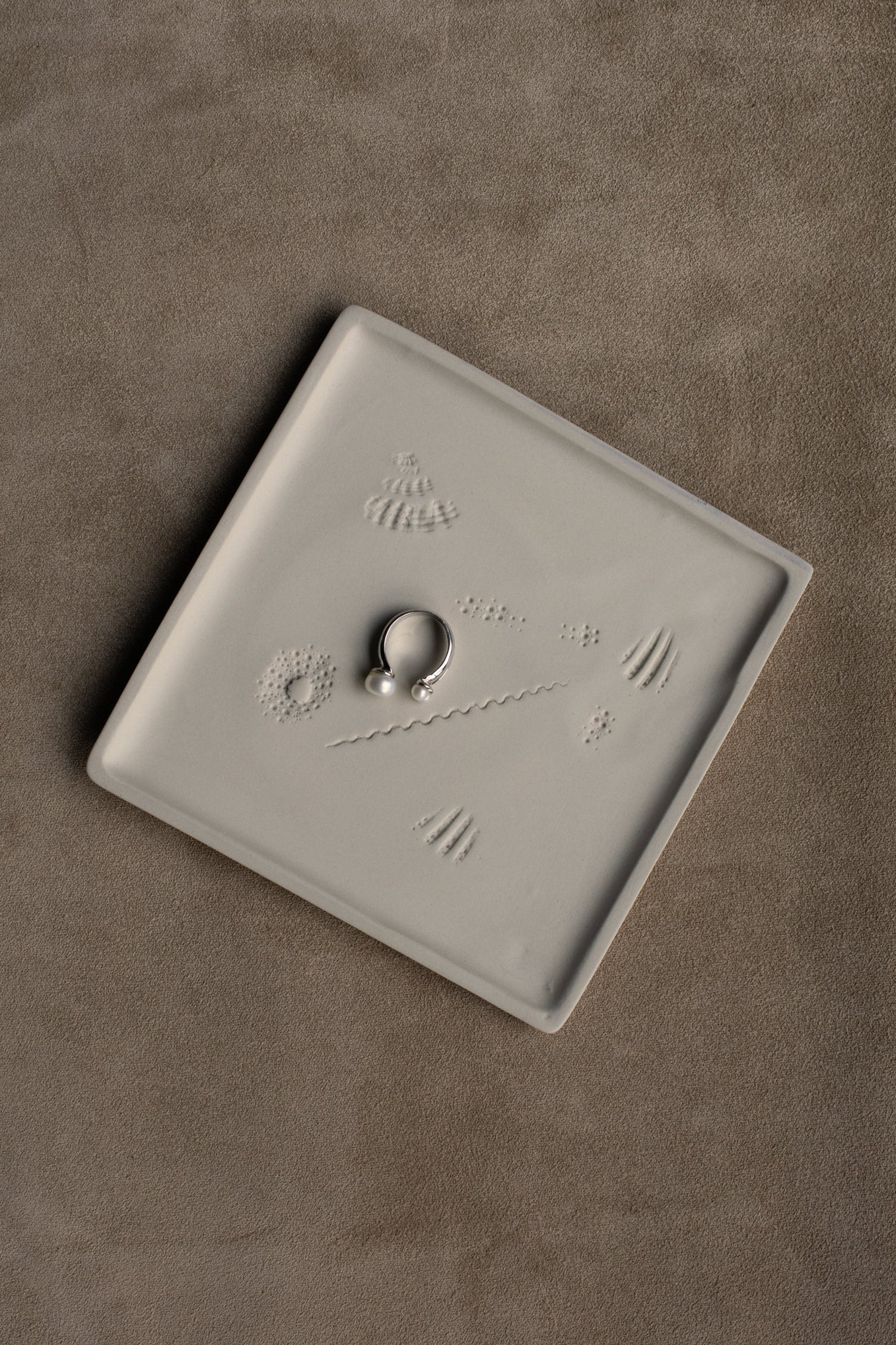 COSMOS PORCELAIN DISH - SAND