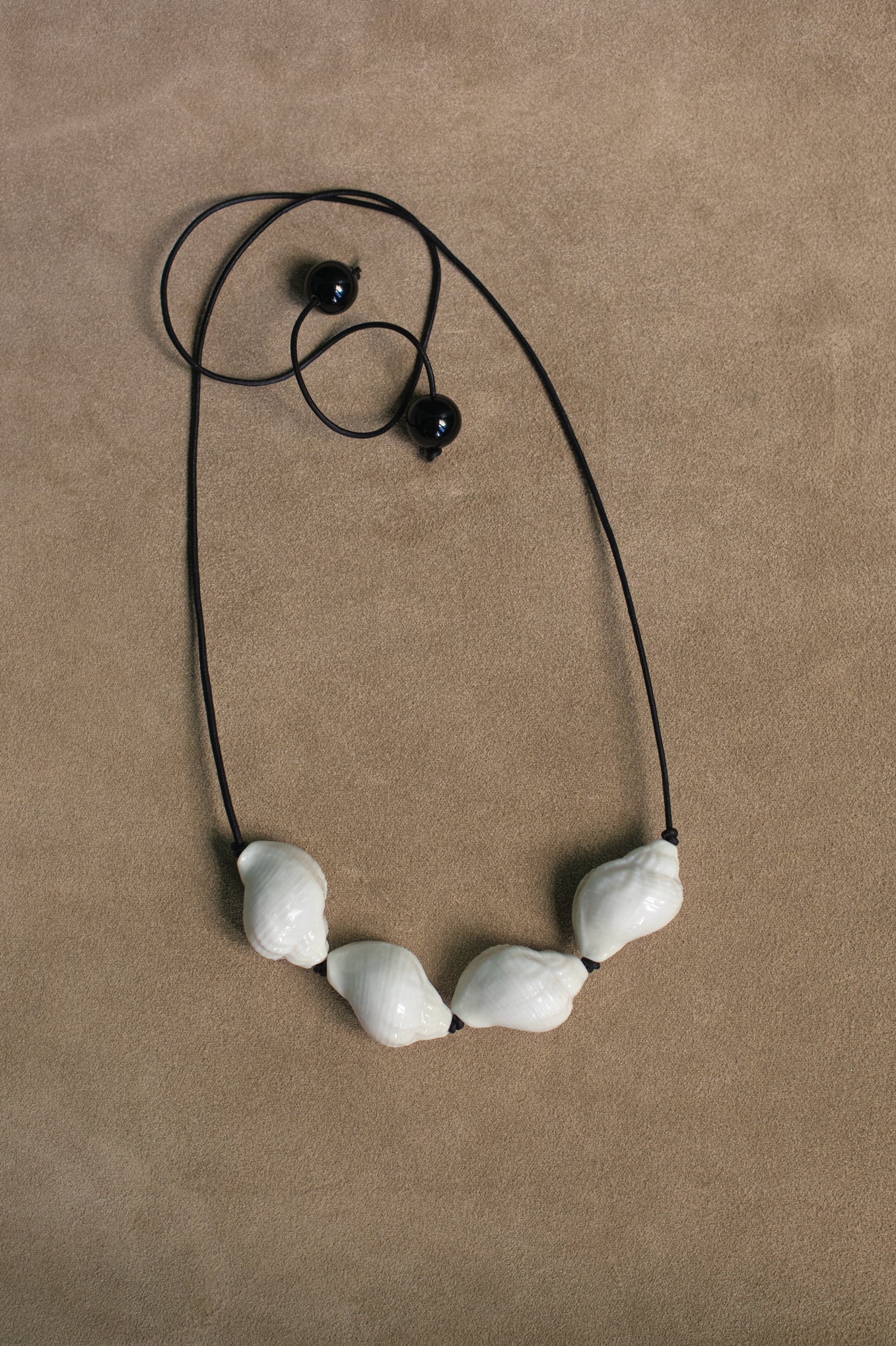 SHELL AMULET ONYX CHOKER