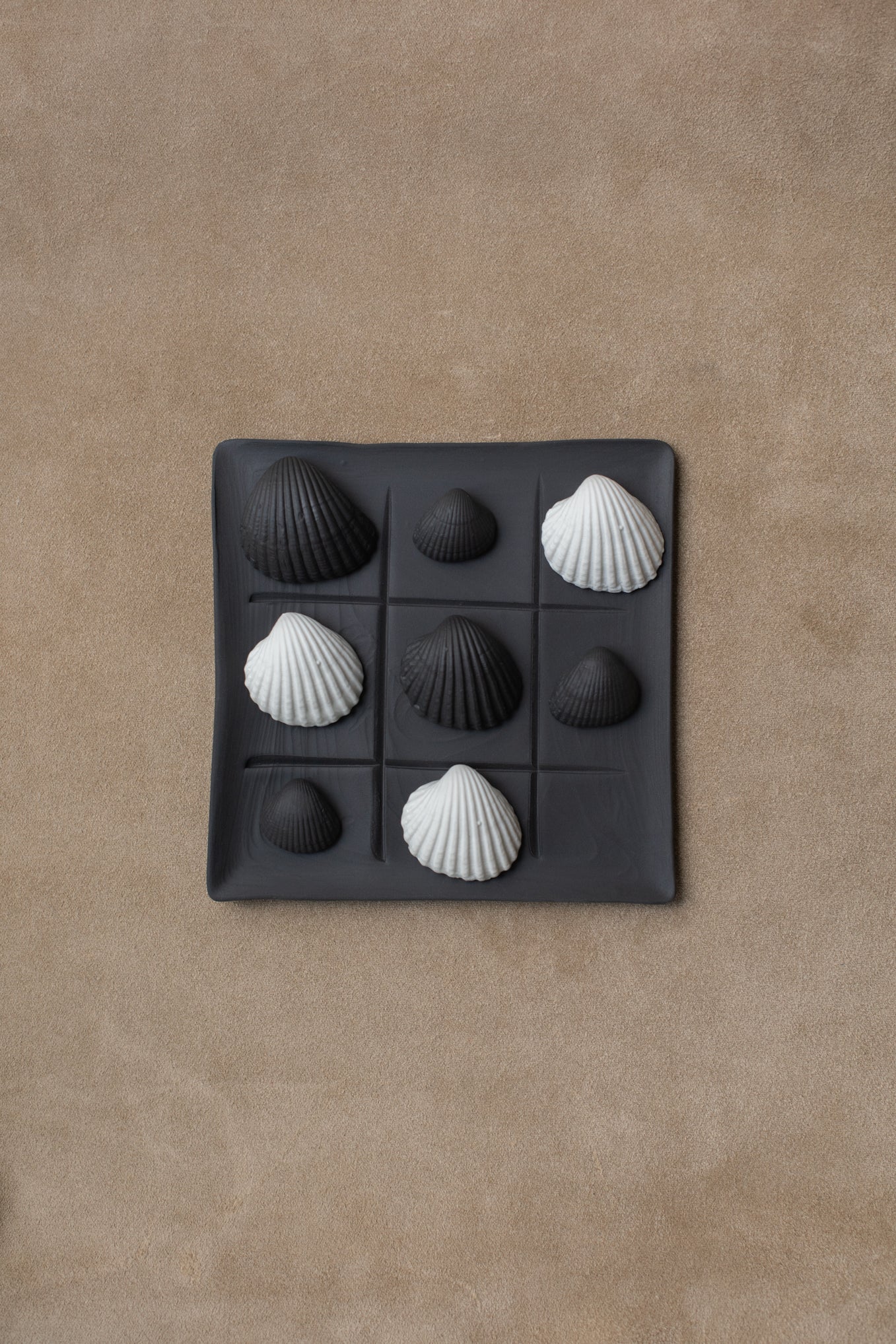 DAY AND NIGHT PORCELAIN SHELL TIC-TAC-TOE SET