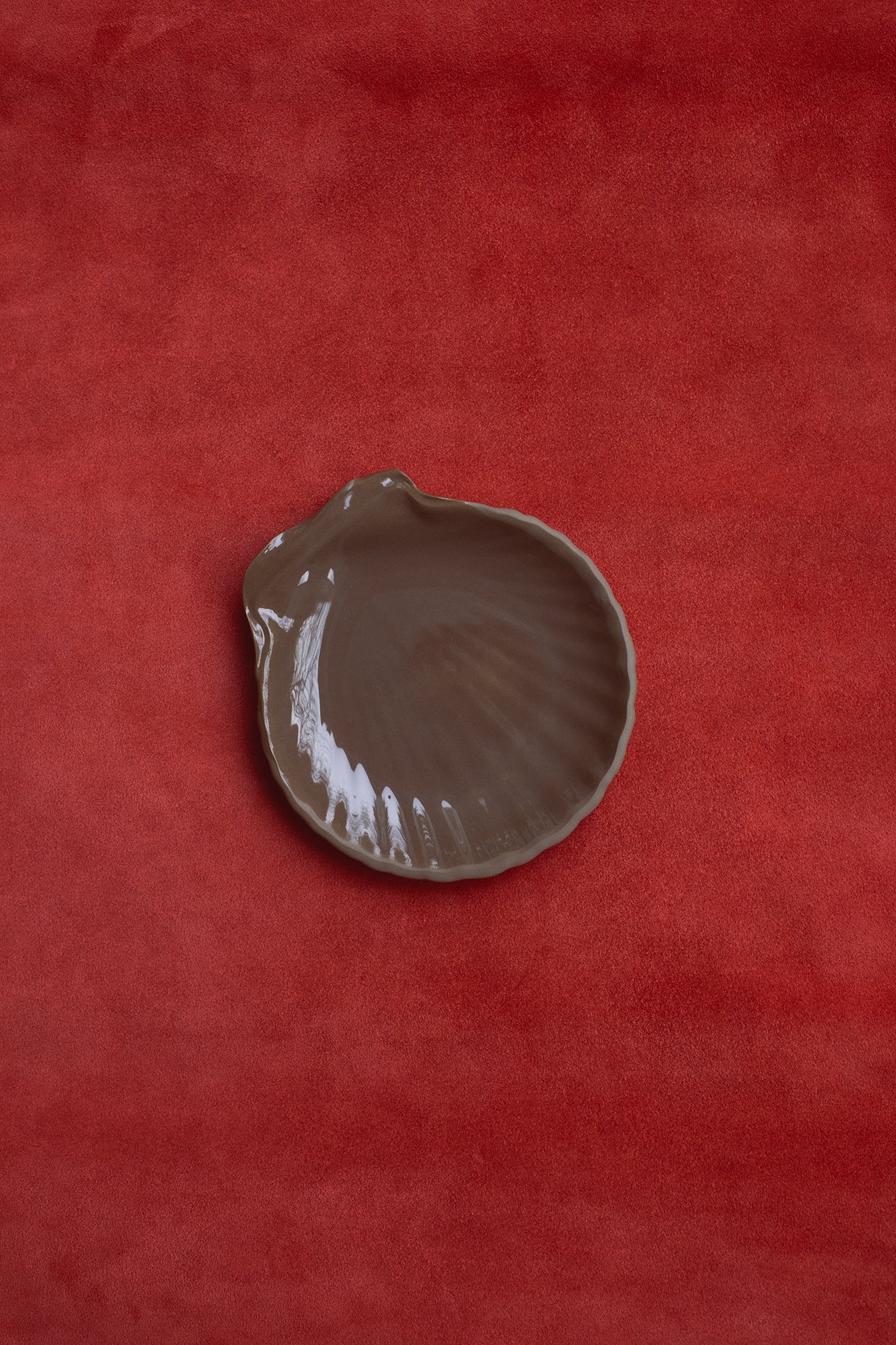 SHELL PORCELAIN DISH, PEBBLE BROWN