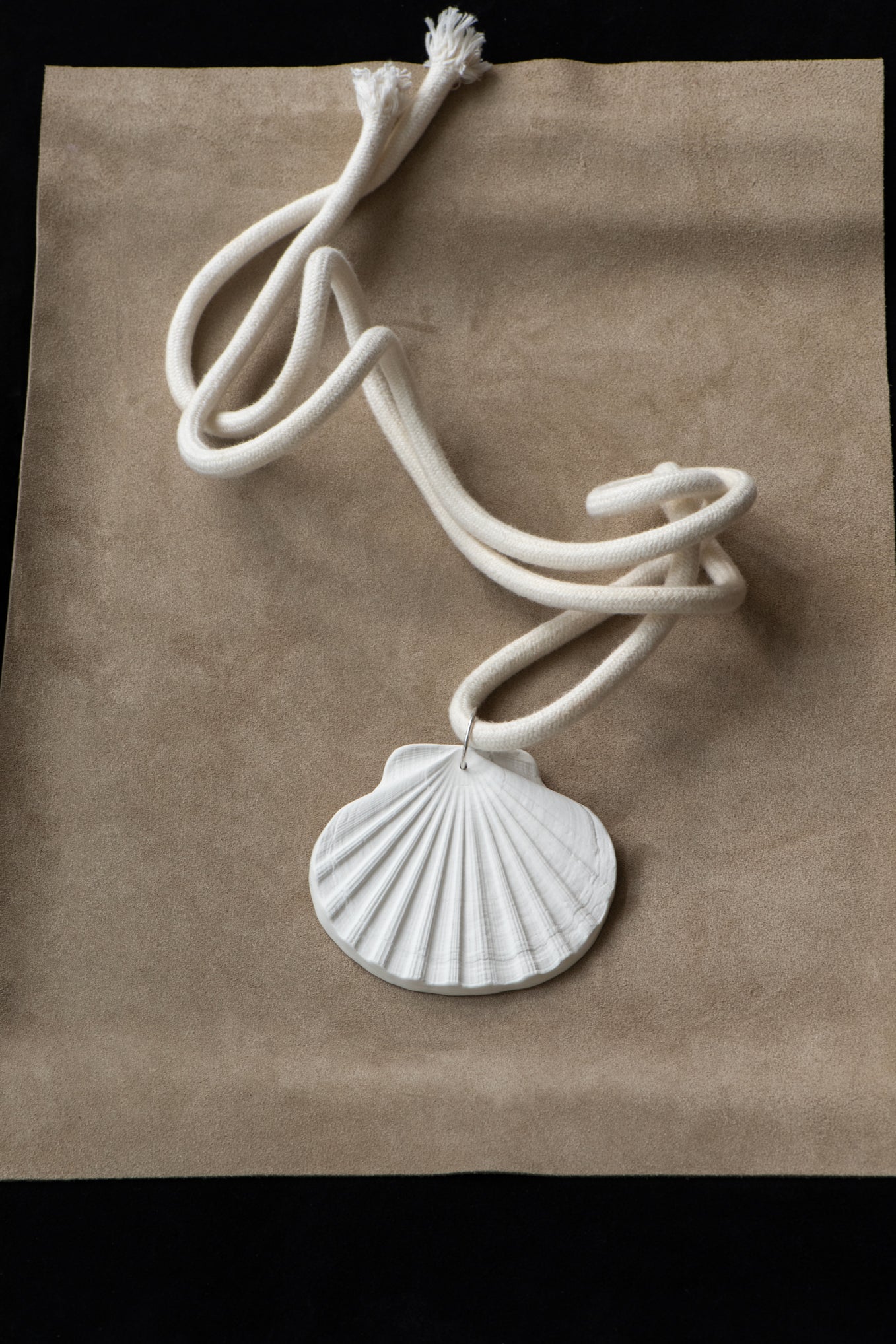 PORCELAIN SHELL AMULET .07 PENDANT / BELT