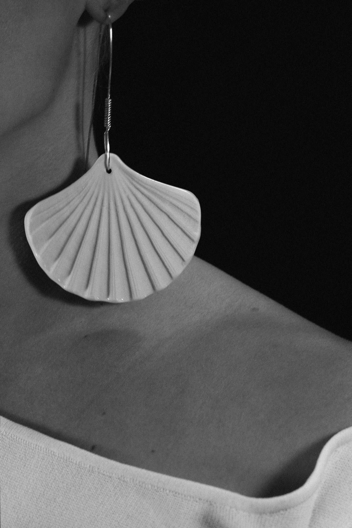 SHELL AMULET .08 SINGLE EARRING - SAND