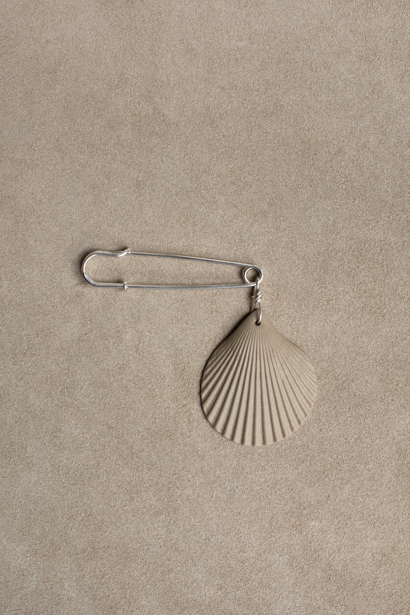 SHELL AMULET .02 BROOCH - SAND