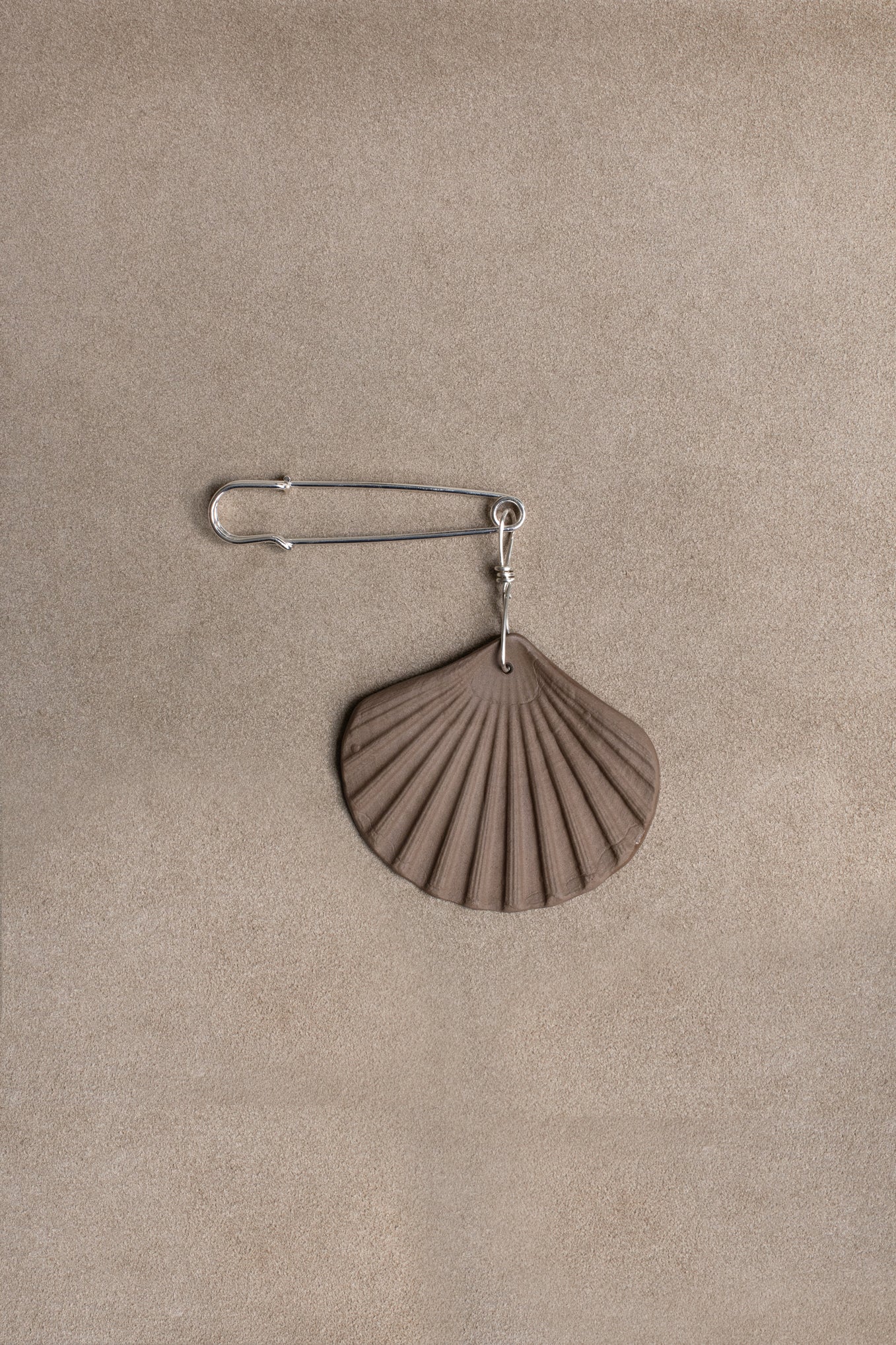 SHELL AMULET .08 BROOCH - PEBBLE BROWN