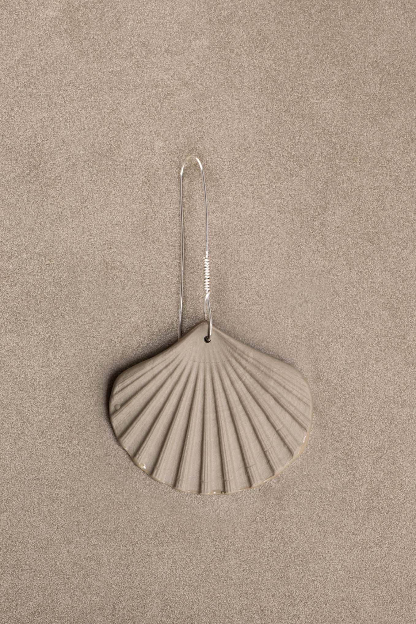 SHELL AMULET .08 SINGLE EARRING - SAND