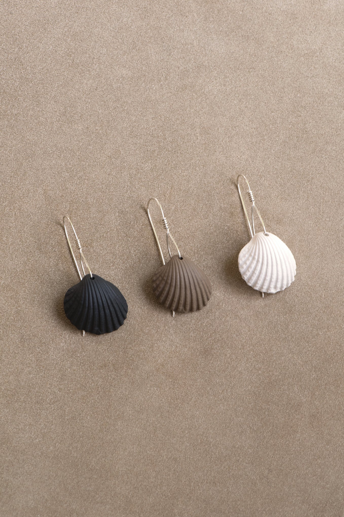 PORCELAIN SHELL AMULET .01 EARRINGS